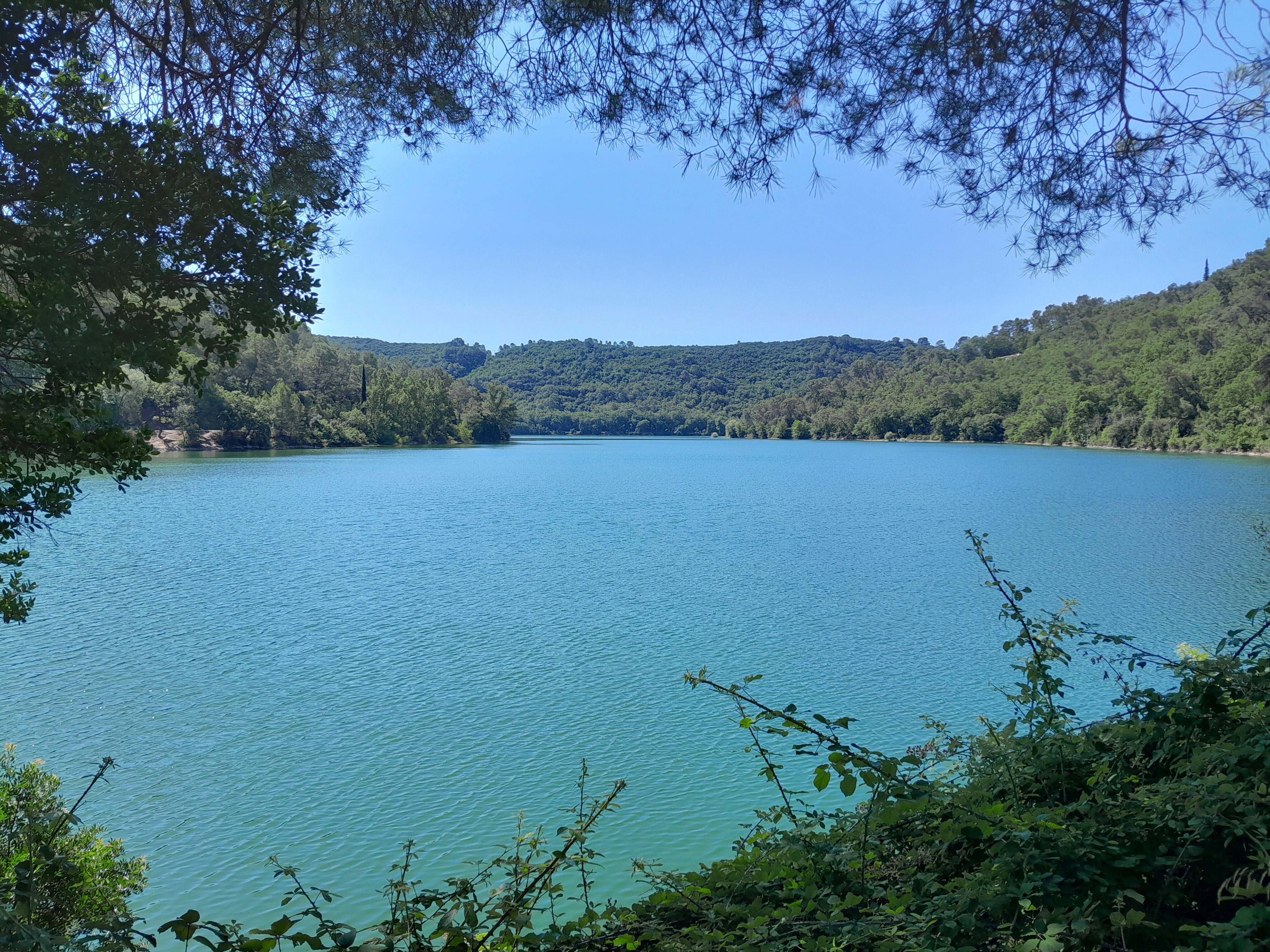 À la découverte du lac de Carcès, cet espace bleu au coeur de la Provence verte