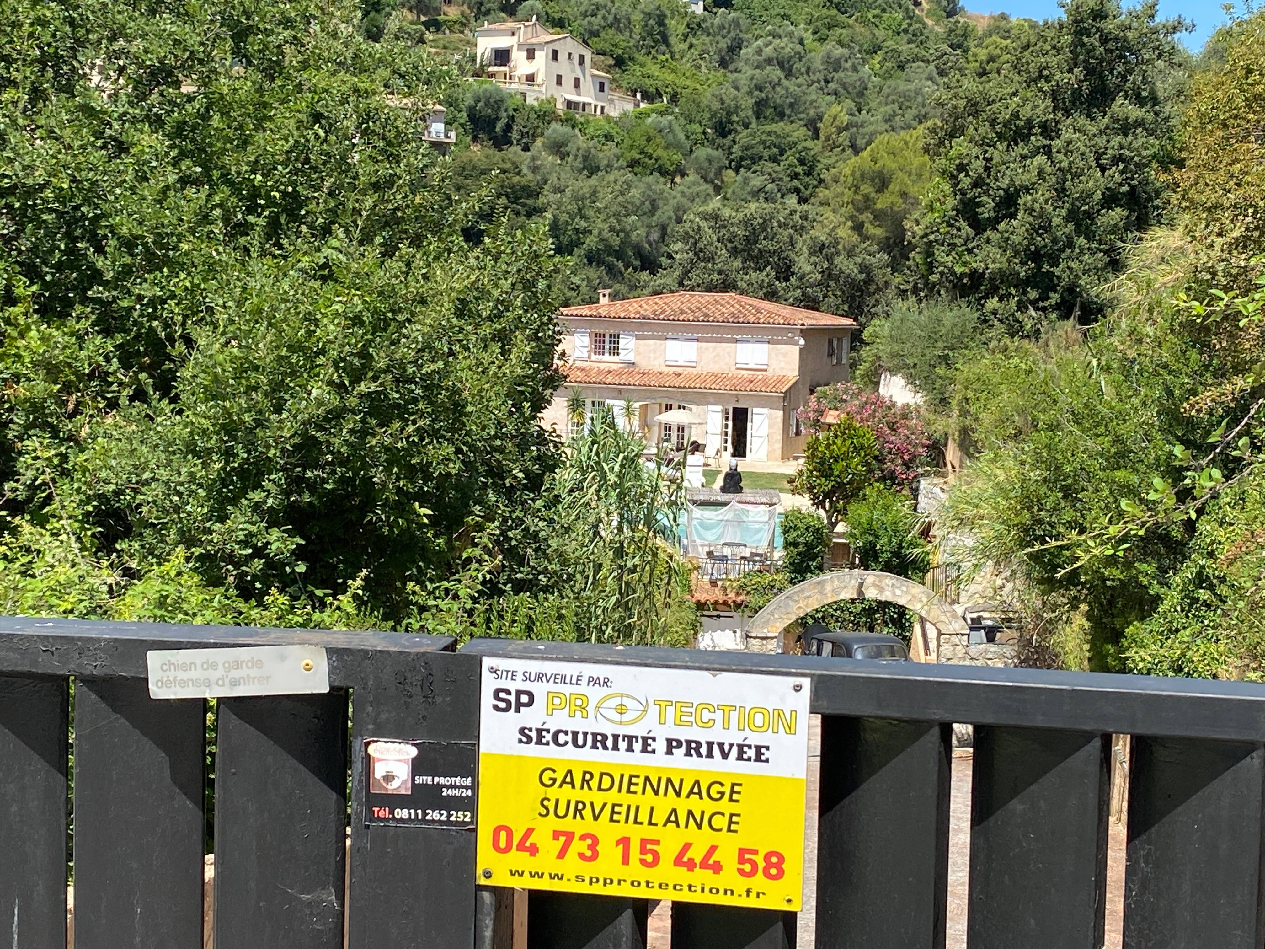 Cette villa accueille des soirées dans un quartier résidentiel de Nice, les voisins sont excédés