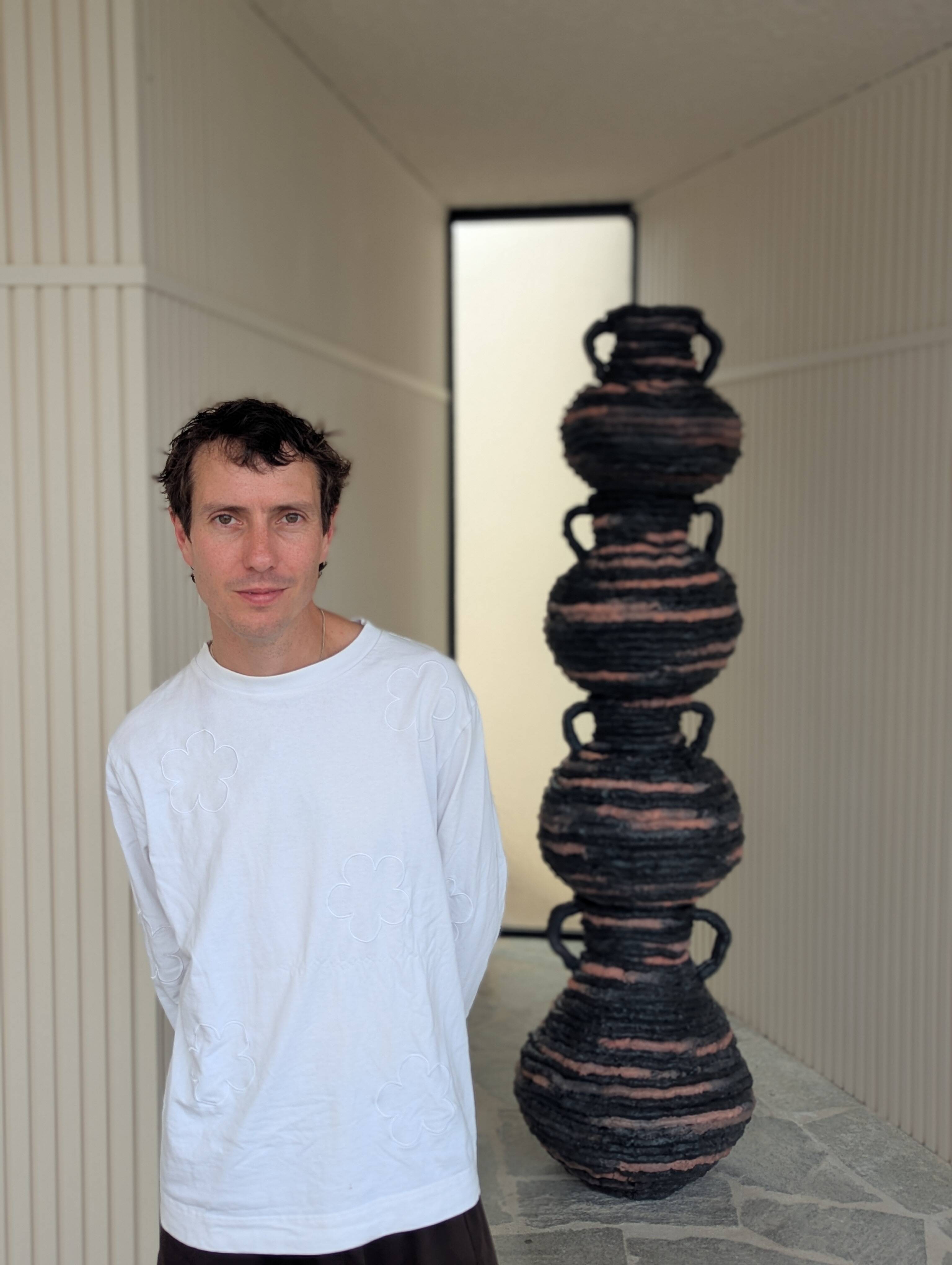 Un artiste international expose sa dernière oeuvre réalisée à partir de déchets plastiques récupérés en Méditerranée à Antibes