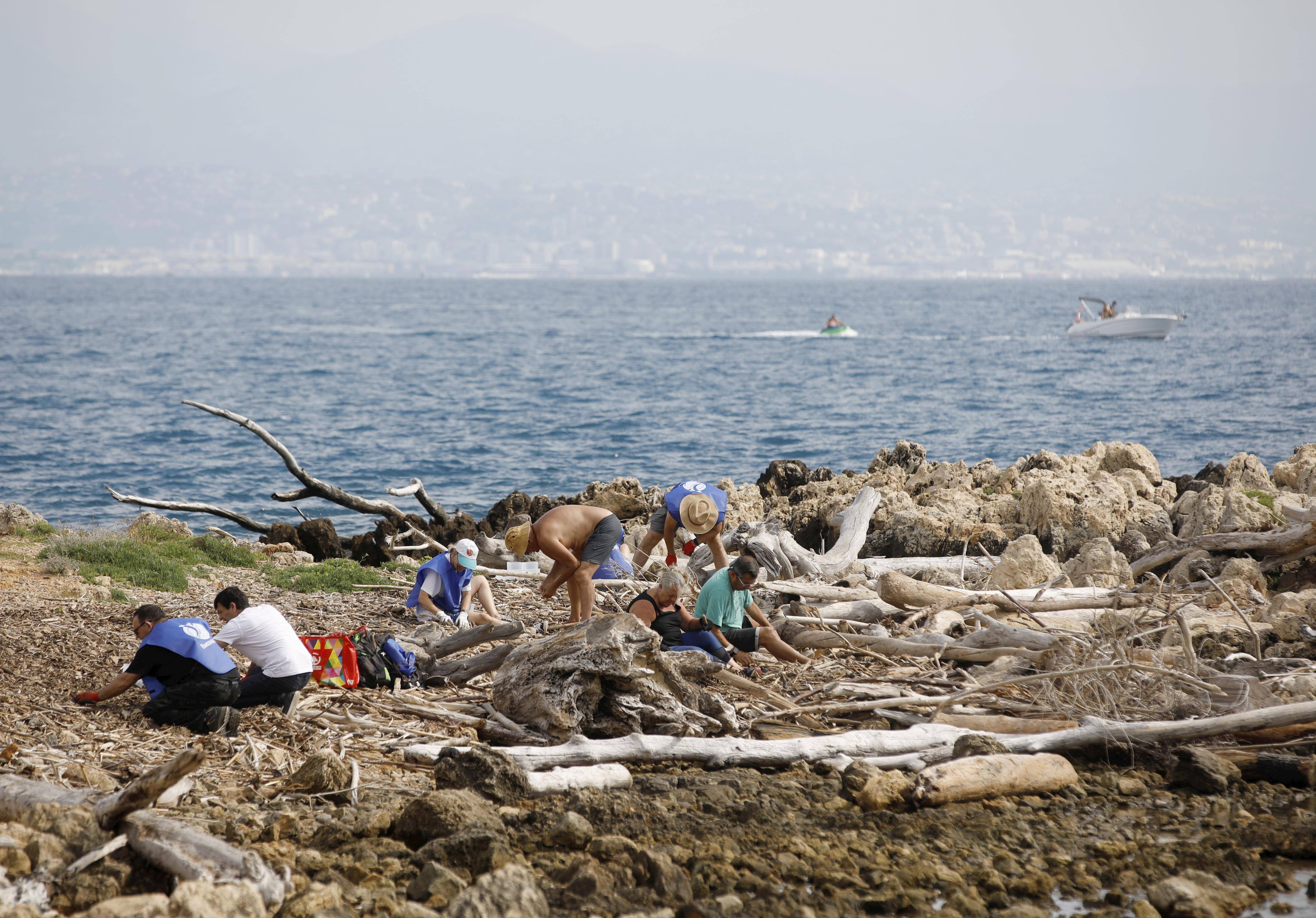"Sensibiliser les gens, être là pour la nature": ils ramassent les déchets au cap d'Antibes pour analyser l'évolution de la pollution sur nos plages