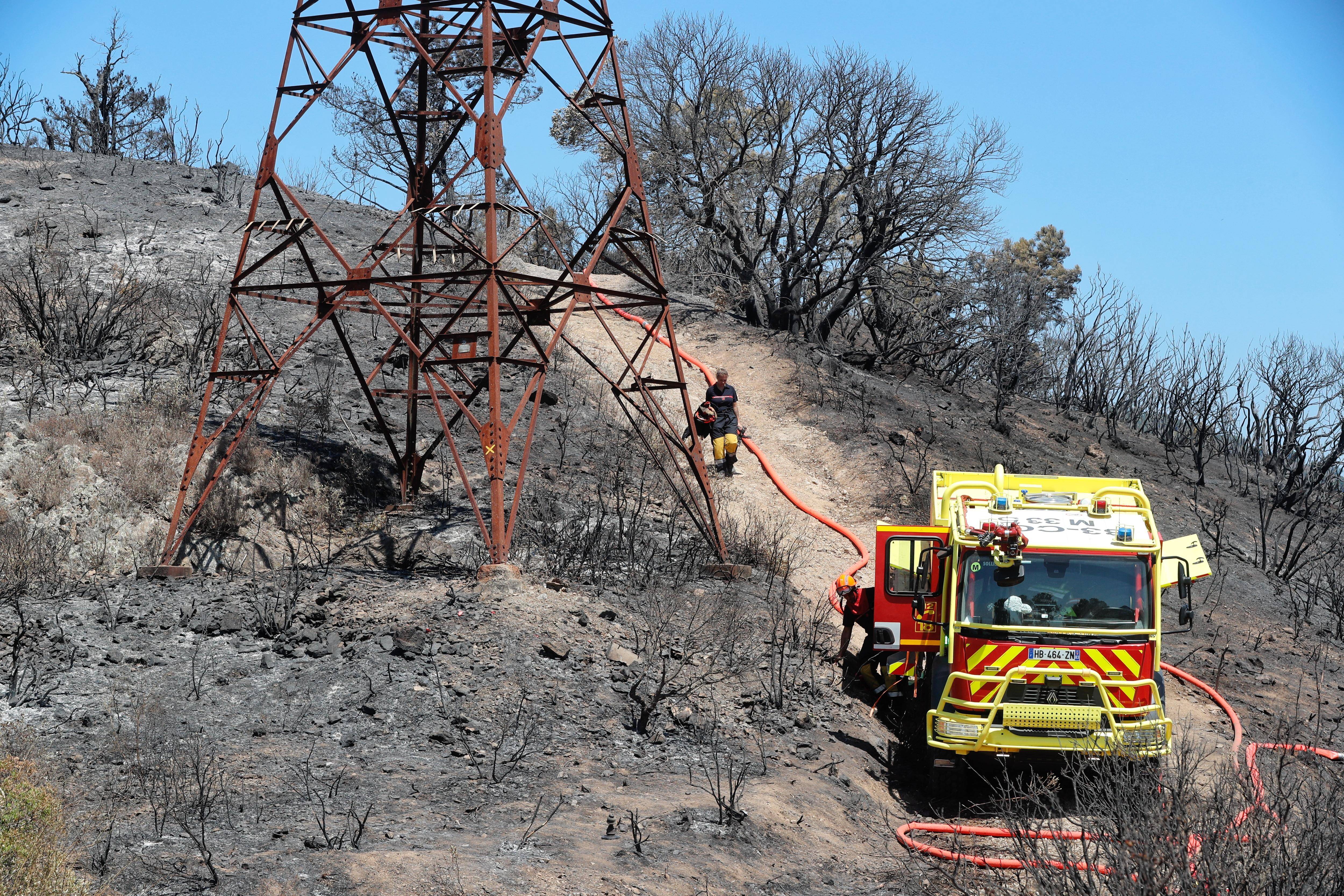 Les opérations de noyage se poursuivent ce samedi sur le site ravagé par un incendie à Fréjus, près de l'autoroute A8