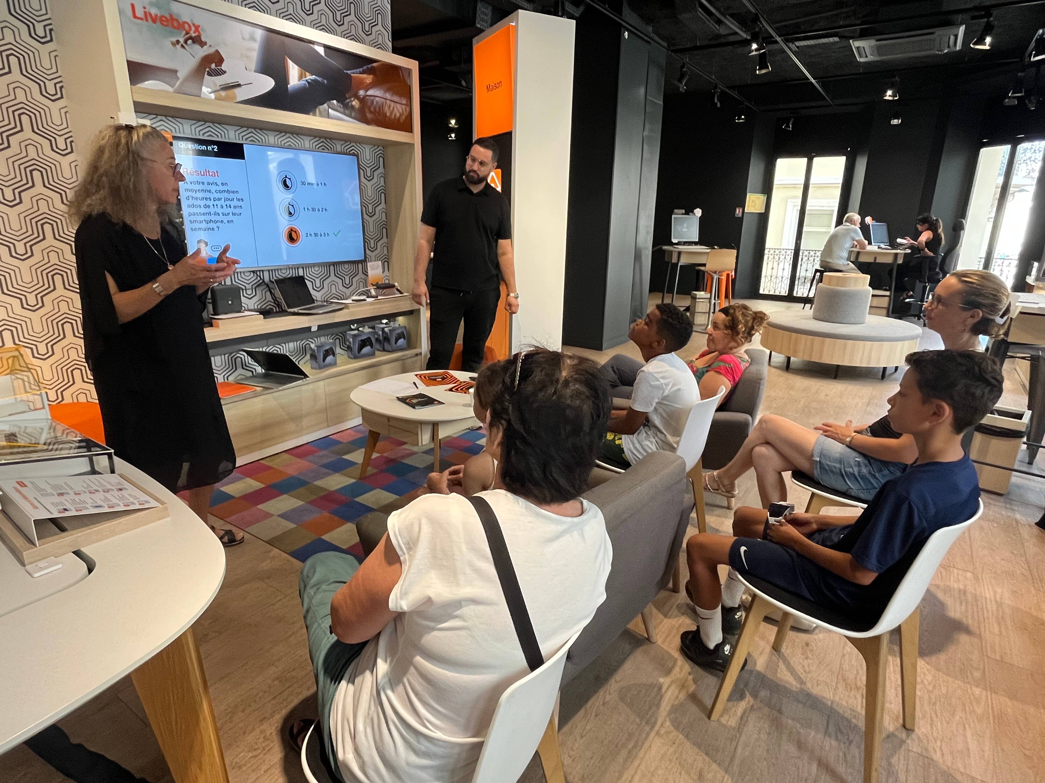 "L'enjeu: ce qu'ils y font et ce qu'ils y voient": un atelier pour aider parents et enfants lors de l'achat du premier téléphone portable