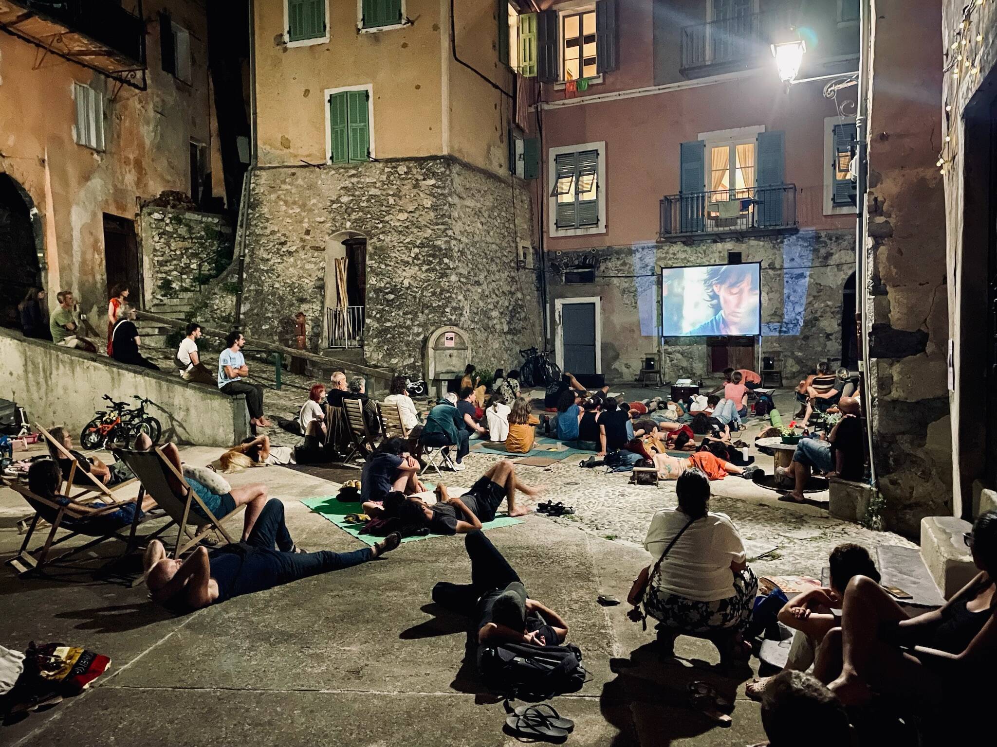 Ça vous dirait une séance de cinéma sous les étoiles dans un monastère de la Côte d'Azur? Suivez le guide