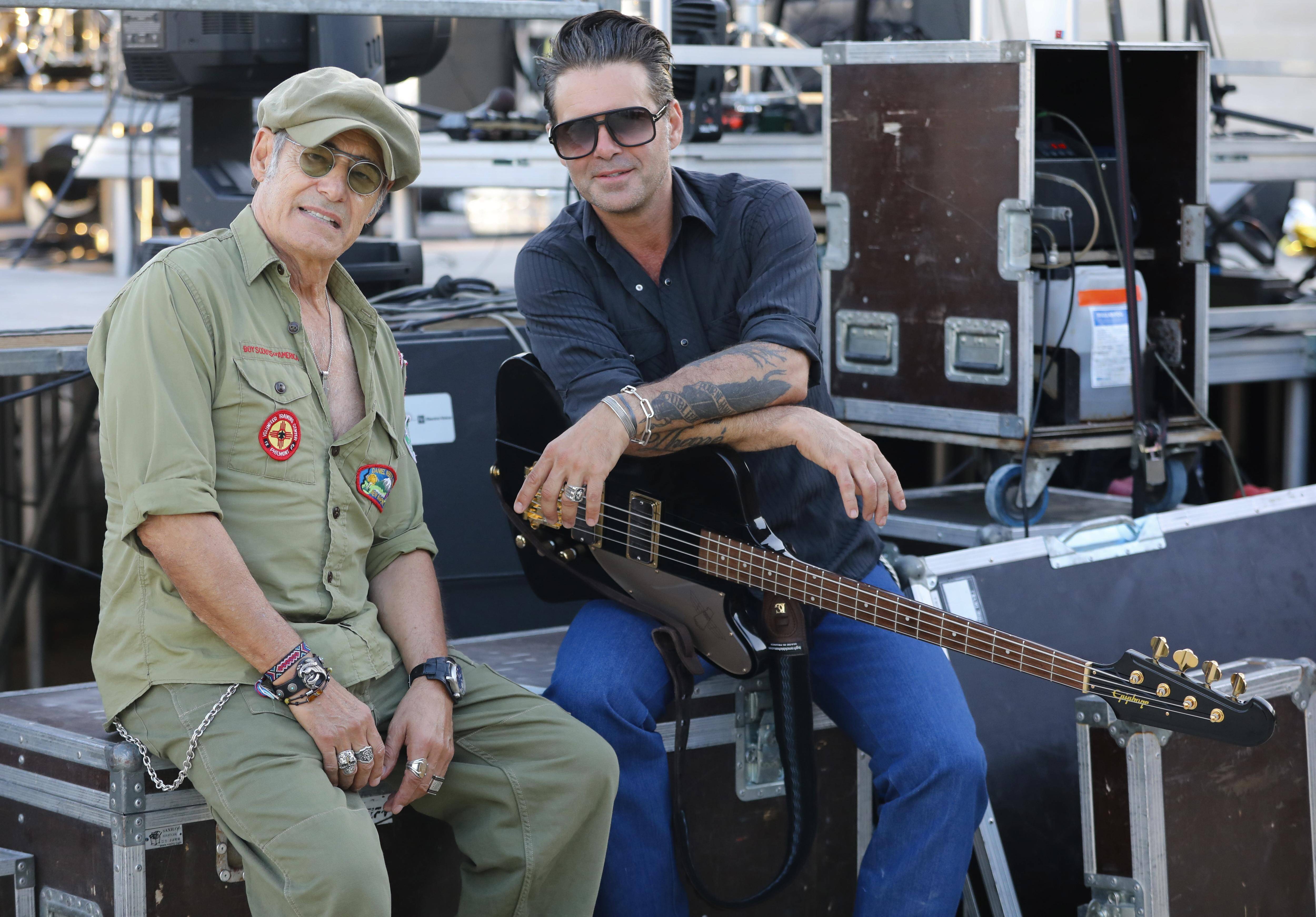 "Il y a ce qu'on est ensemble et ça fonctionne très bien": de passage à Bormes-les-Mimosas, Gérard Lanvin et son fils Manu nous ont raconté leur épopée musicale en famille