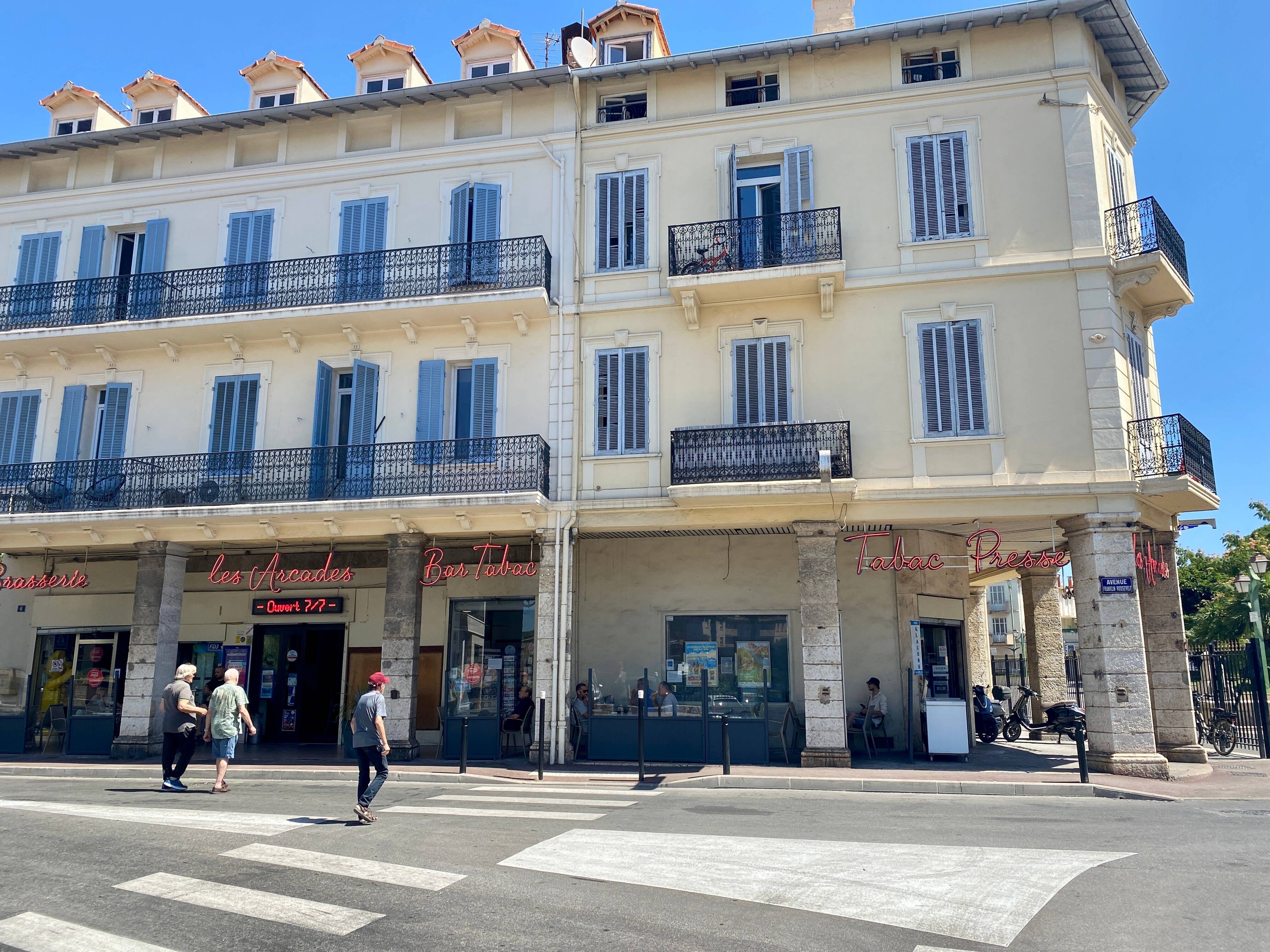 Mauvaise réputation et besoin de réhabilitation... Le Cannet acquiert un bar tabac PMU phare de la ville