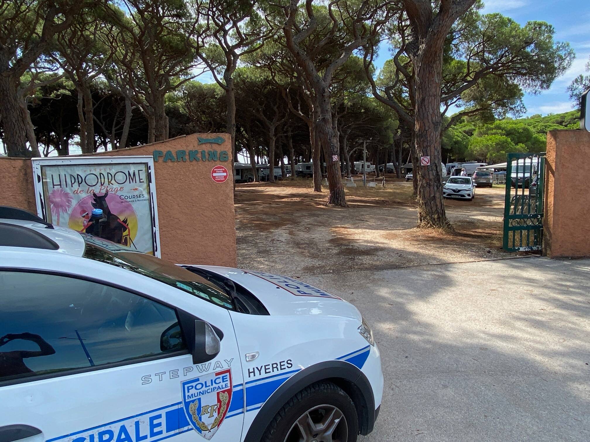 À Hyères, une centaine de caravanes de gens du voyage s'installent dans la pinède de l'hippodrome