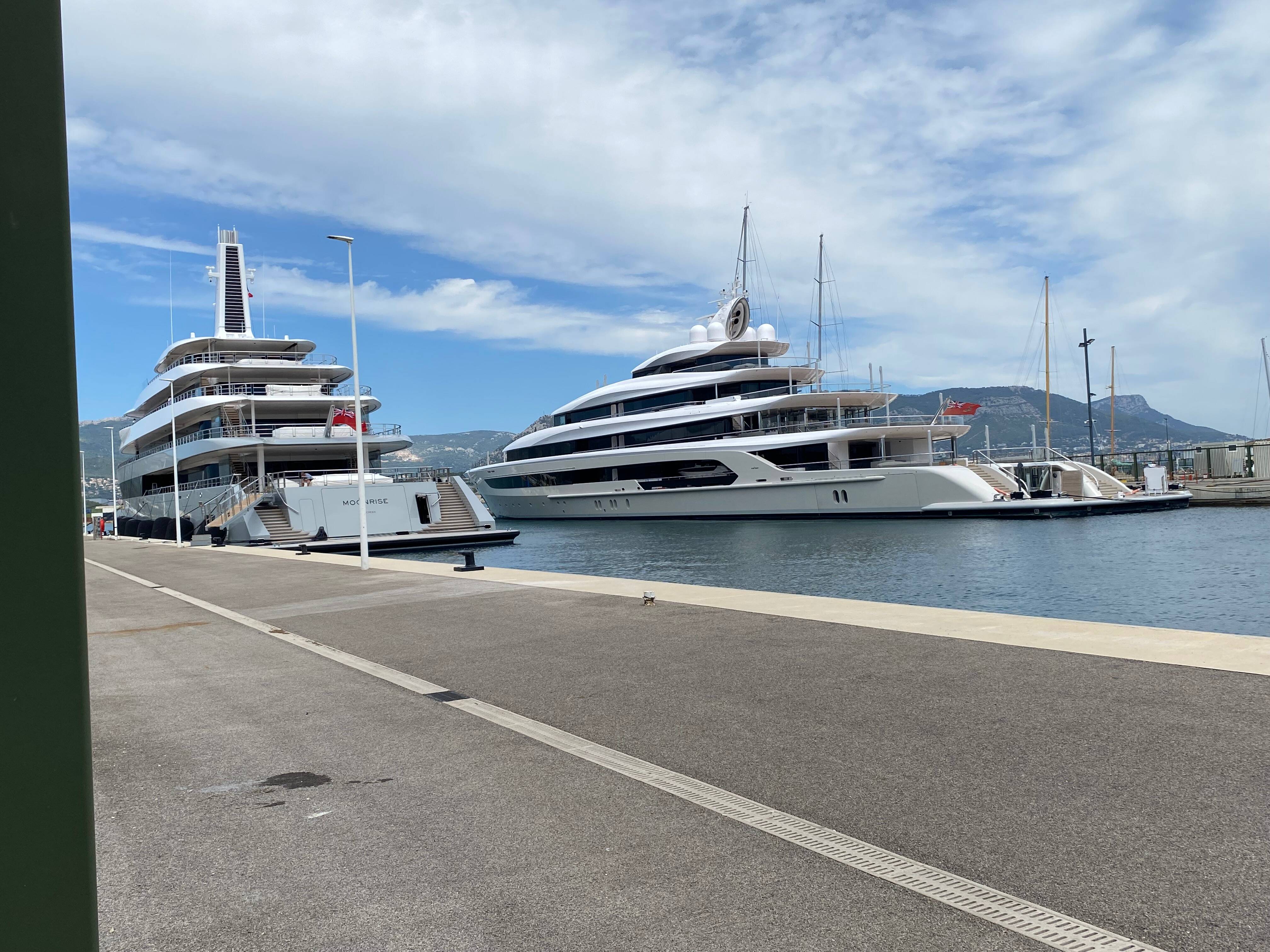 Voici à qui appartiennent ces deux méga-yachts de milliardaire amarrés près du casino de La Seyne