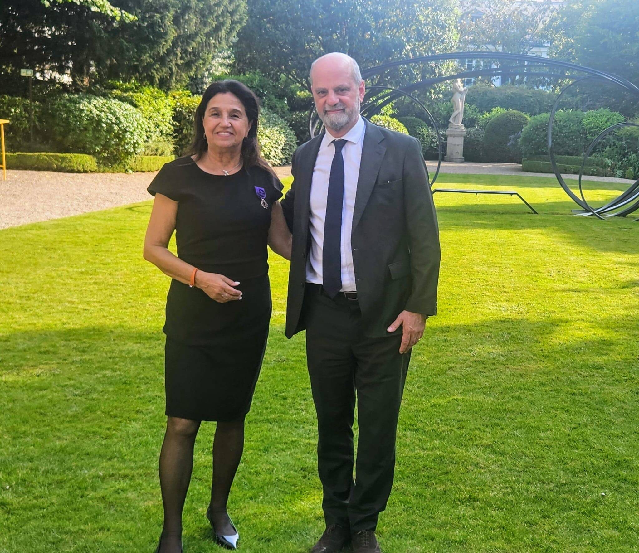 L'ancien ministre de l'Éducation, Jean-Michel Blanquer, décore une Niçoise