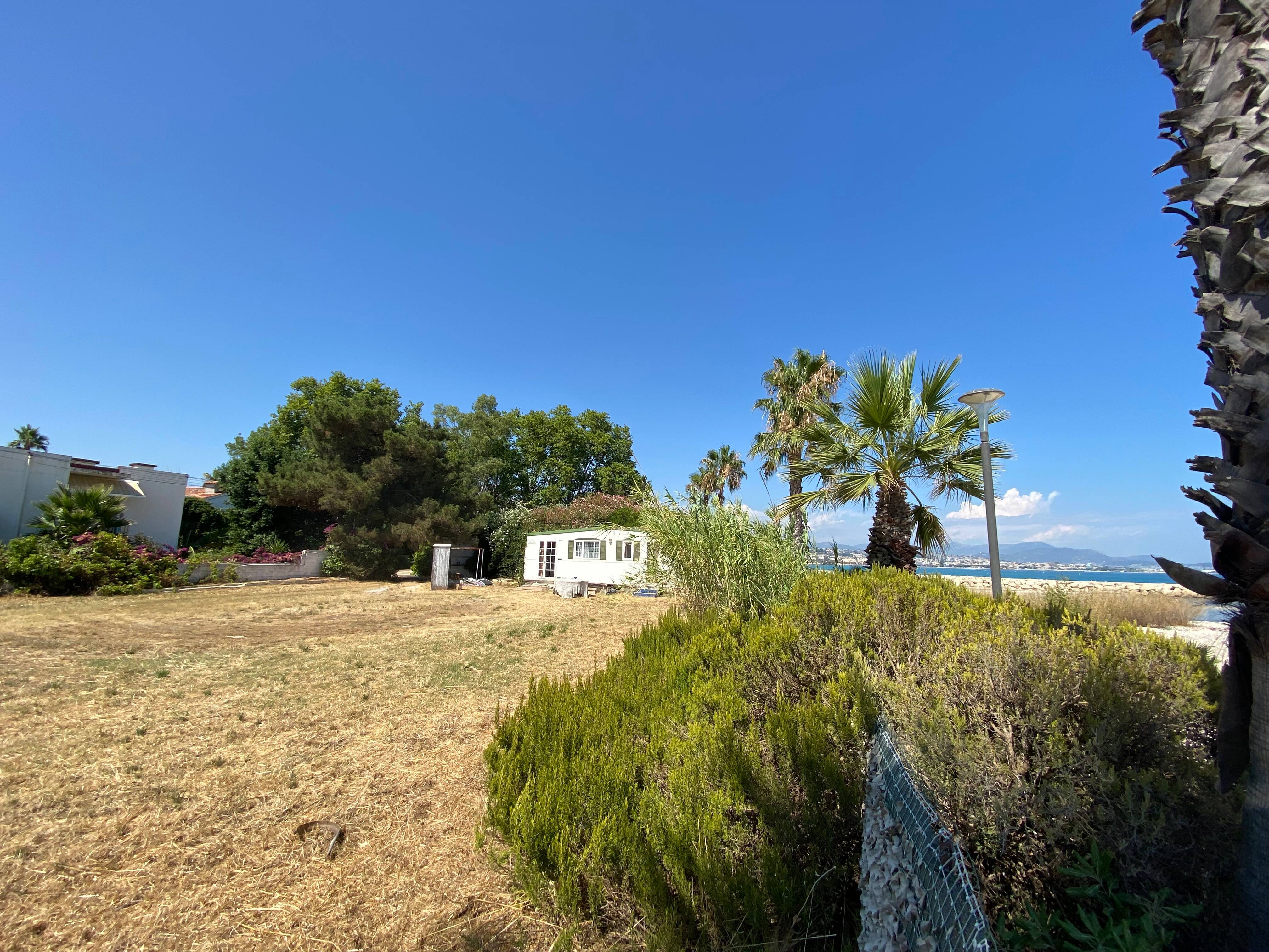 "Des parcelles massivement bétonnées": un immeuble de 17 mètres de haut va-t-il sortir de terre face à la mer à Villeneuve-Loubet?