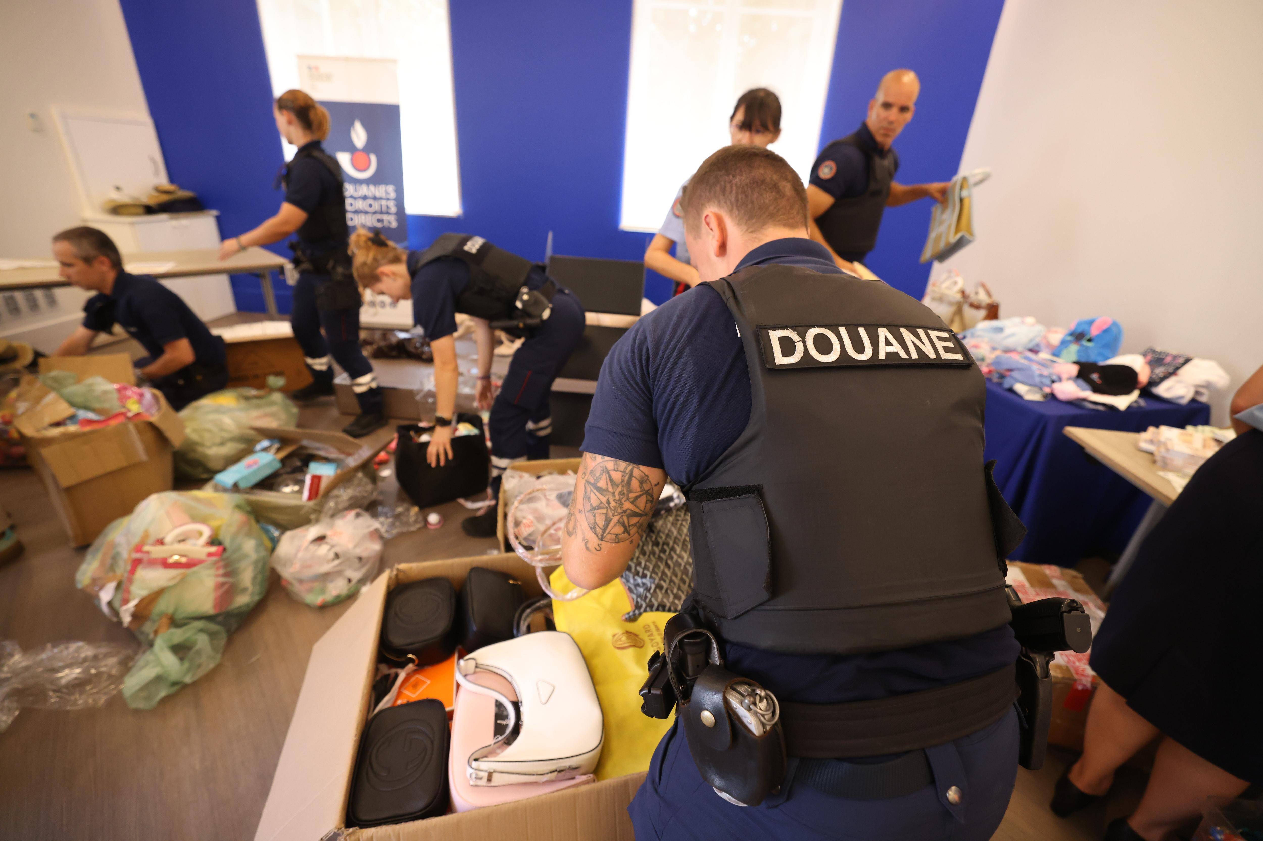 "En acheter c'est financer aussi le terrorisme": à l'occasion du lancement de la campagne estivale de lutte contre la contrefaçon, les pouvoirs publics alertent les consommateurs