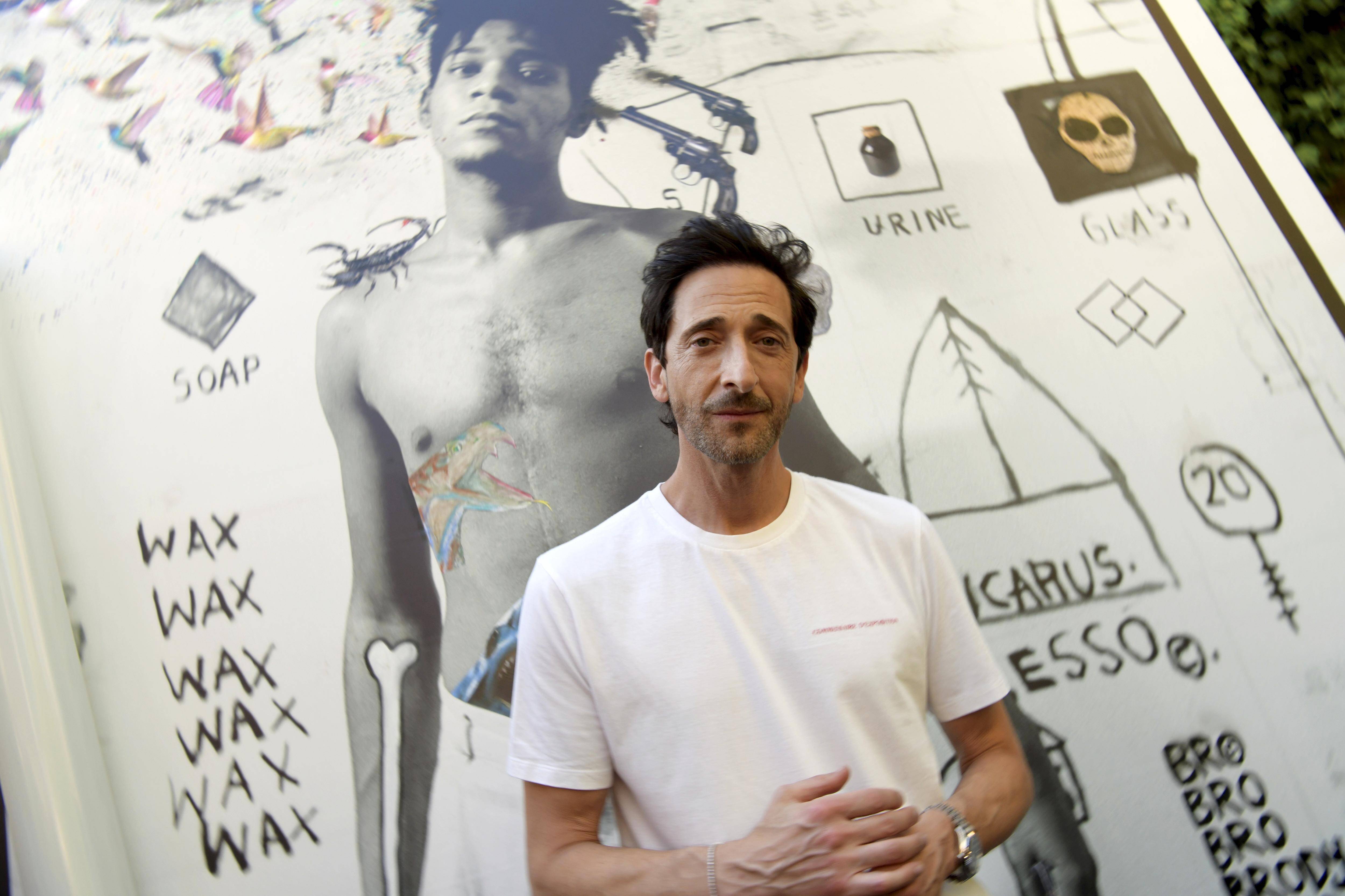 "C'est presque une nostalgie d'une époque révolue": Adrien Brody expose ses oeuvres d'artistes dans une galerie de Saint-Tropez