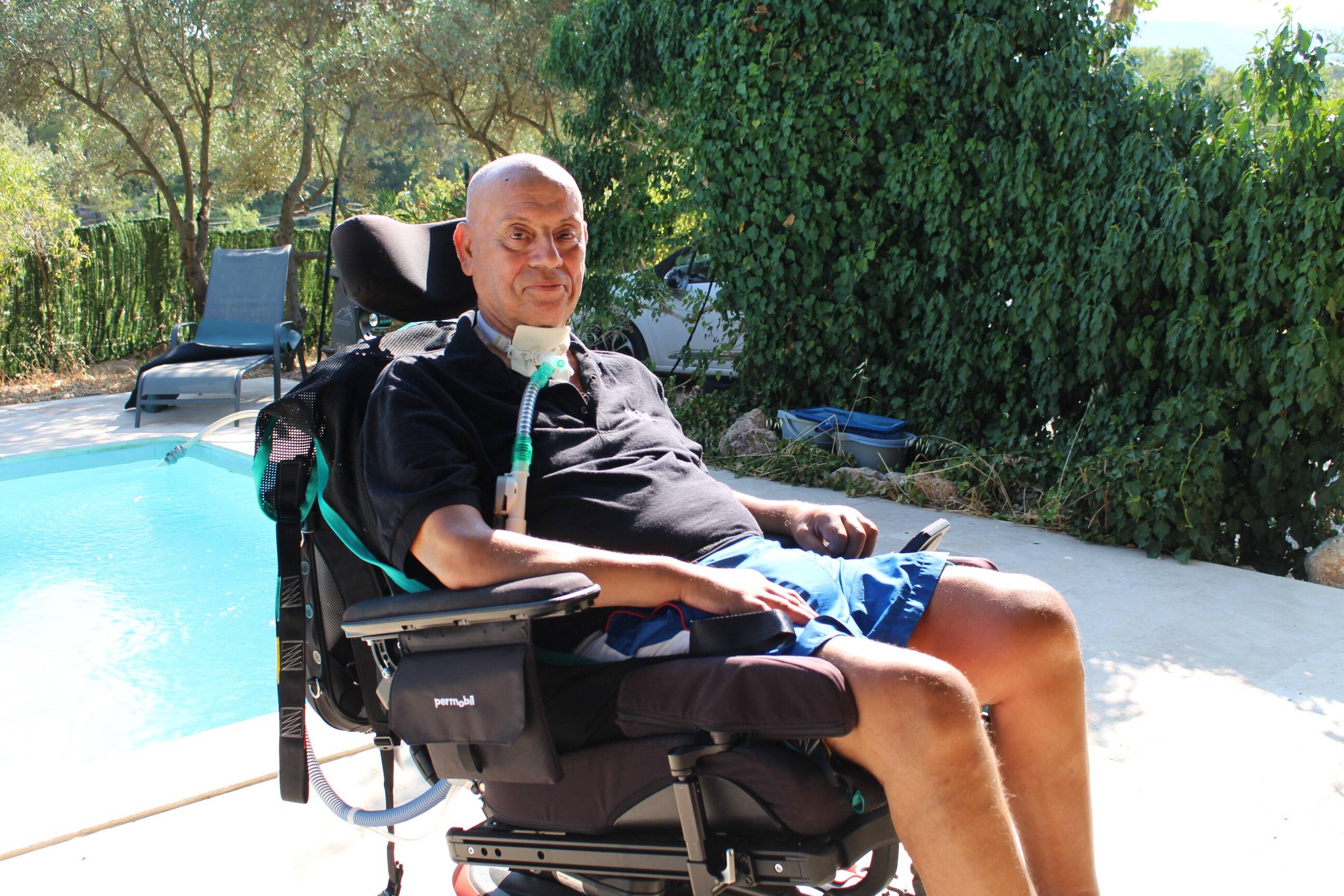 "Leur moral me soigne mieux que tous les cachets": comment Habib et ses drôles de dames luttent contre la maladie de Charcot