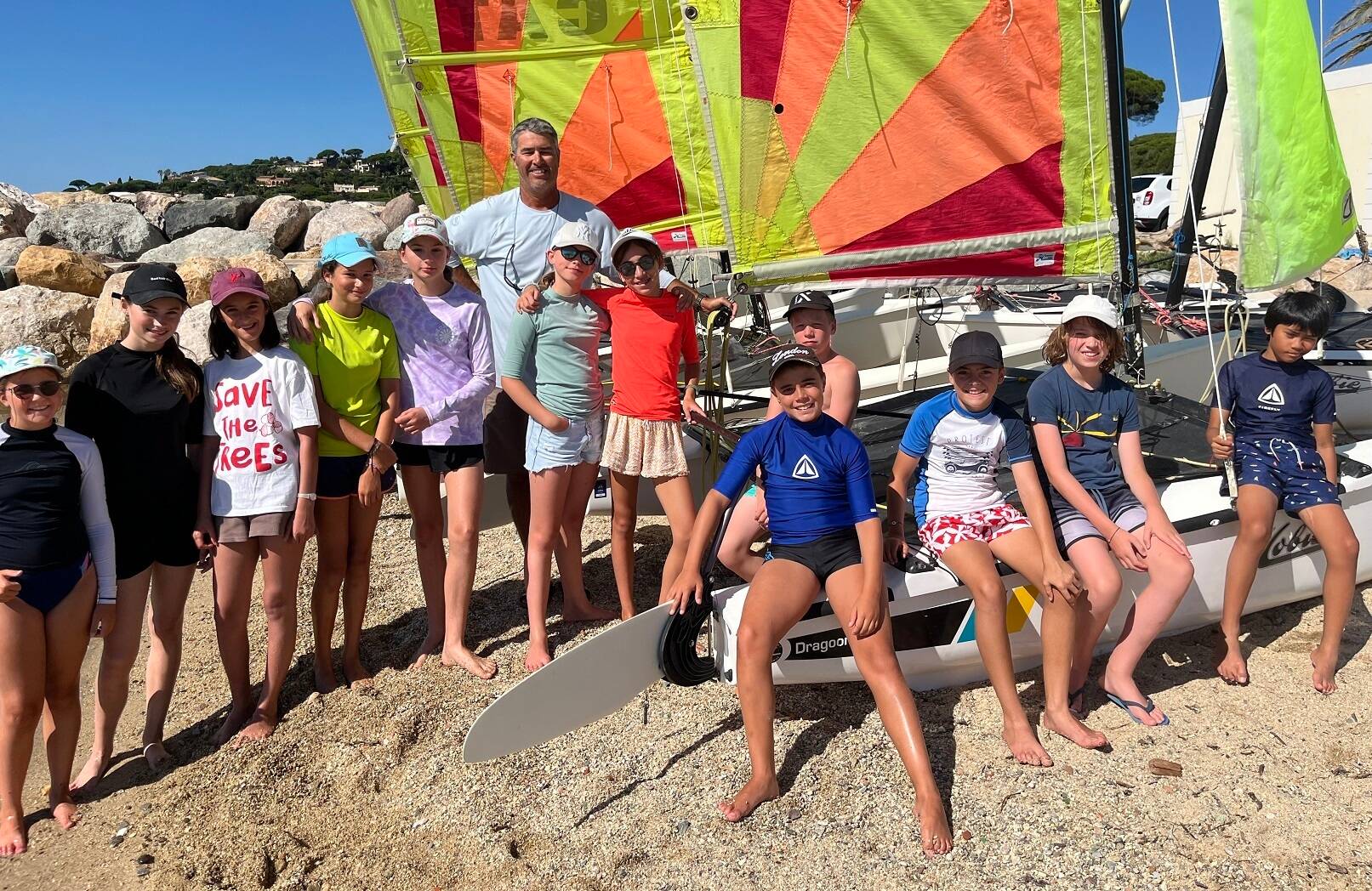 La base nautique de Sainte-Maxime toutes voiles dehors cet été avec des stages qui attirent de nombreux jeunes marins