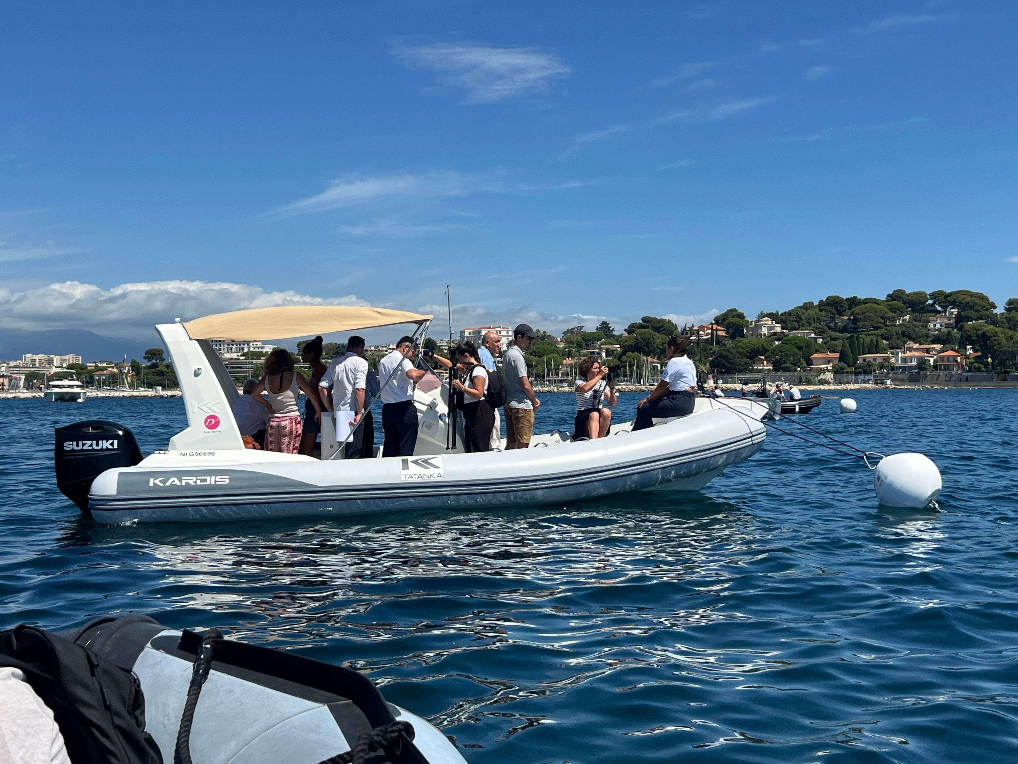 Ces plaisanciers réagissent au nouveau système d'ancrage pour protéger les herbiers de posidonie dans cette anse très fréquentée d'Antibes