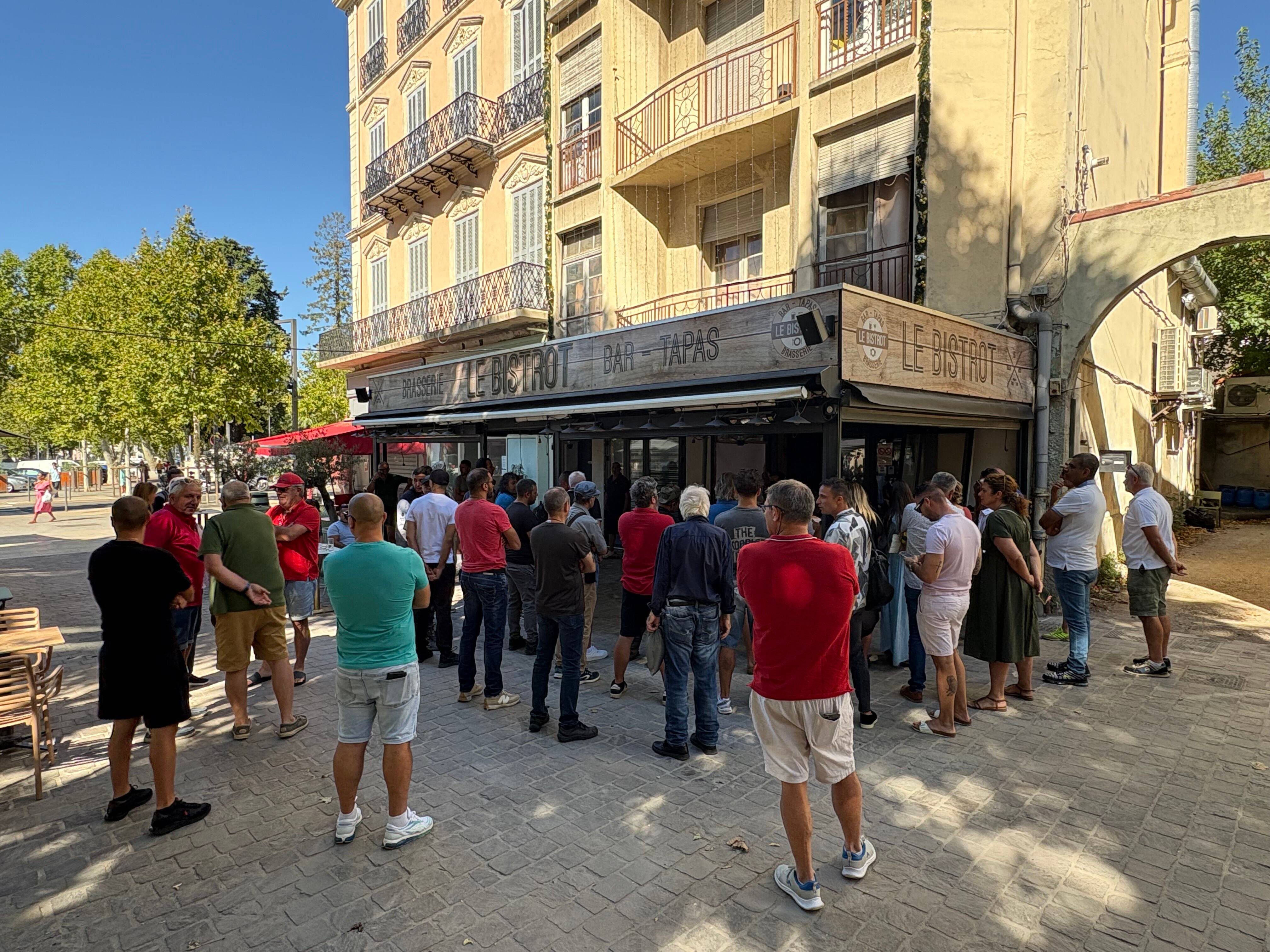 On a assisté à la vente aux enchères publique visant deux bars bien positionnés dans le centre-ville de Draguignan