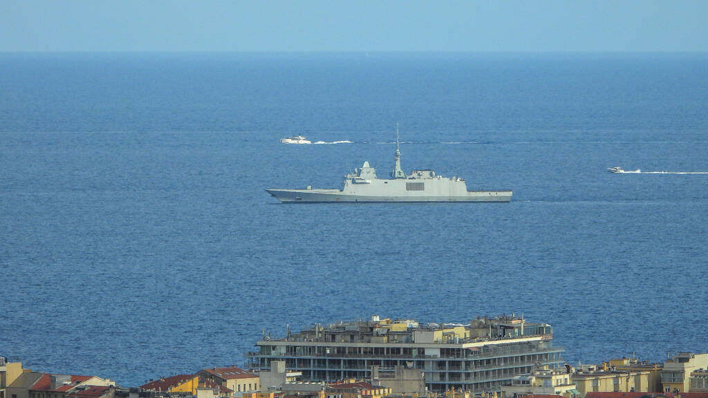 C'était quoi ce bateau de combat vu au large de la Prom' à Nice?