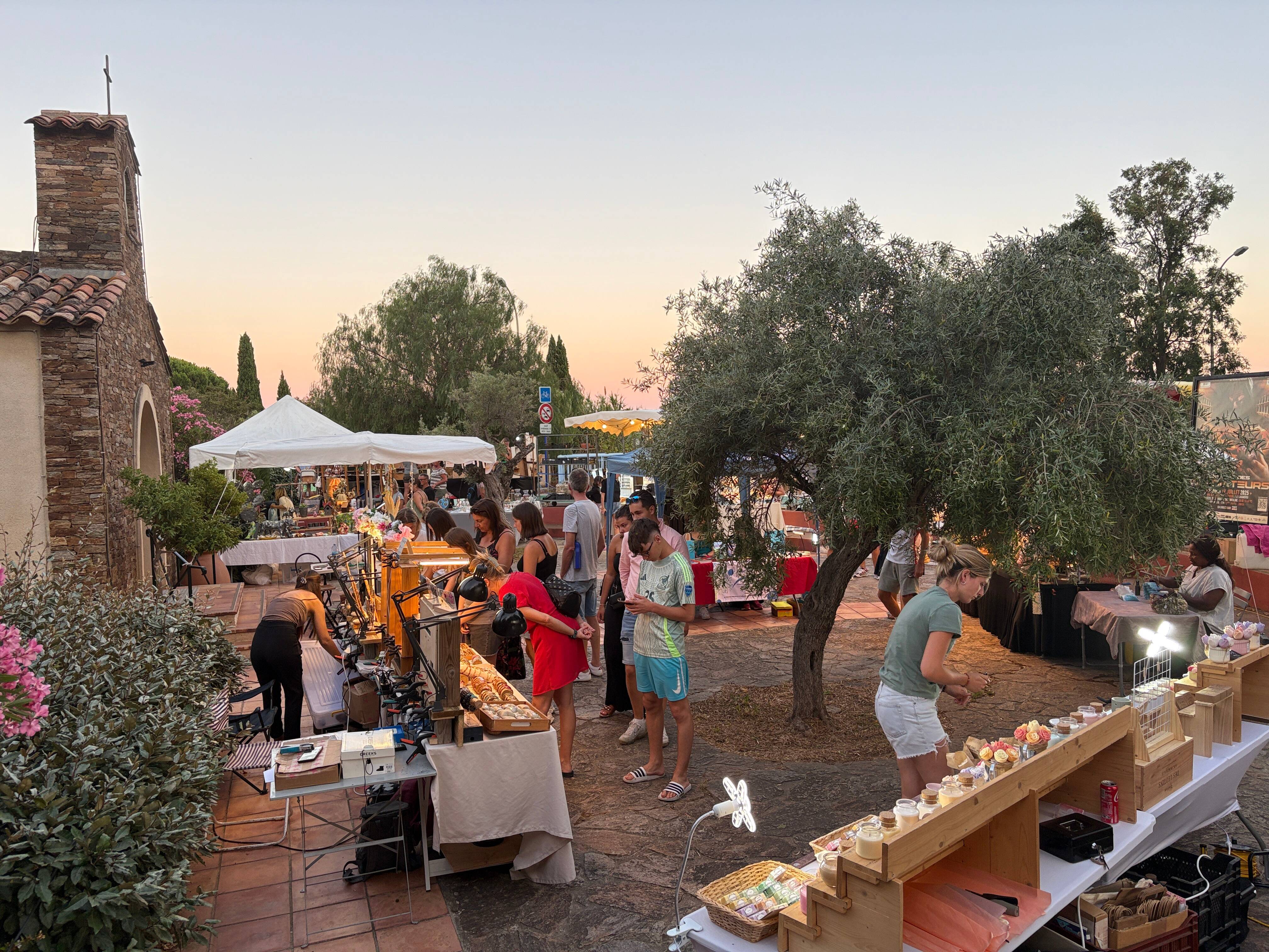 Les créateurs se donnent rendez-vous au marché nocturne du Lavandou