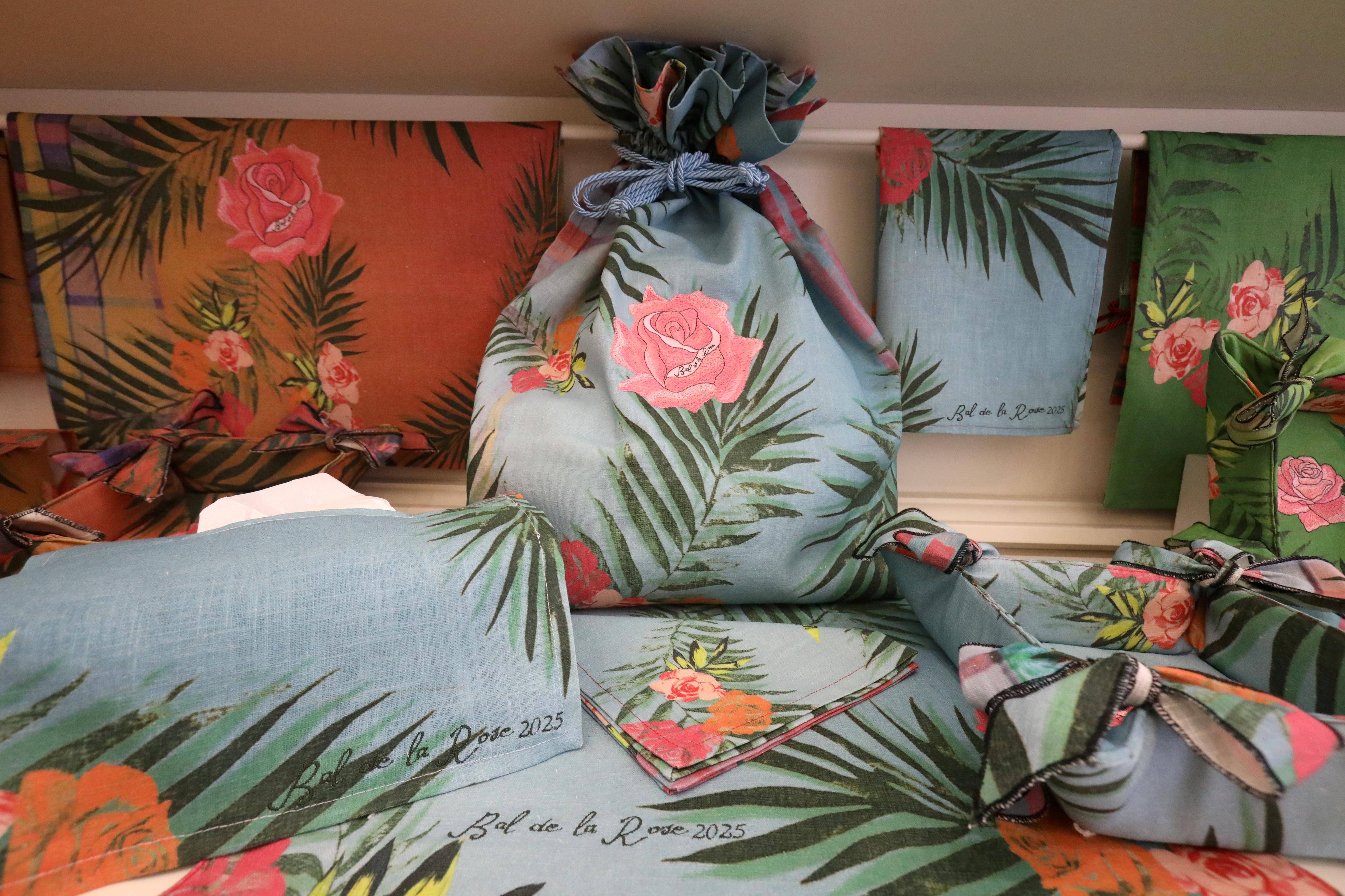 La seconde vie des nappes du Bal de la Rose 2025 sur le thème "Sunset" imaginé par Christian Louboutin