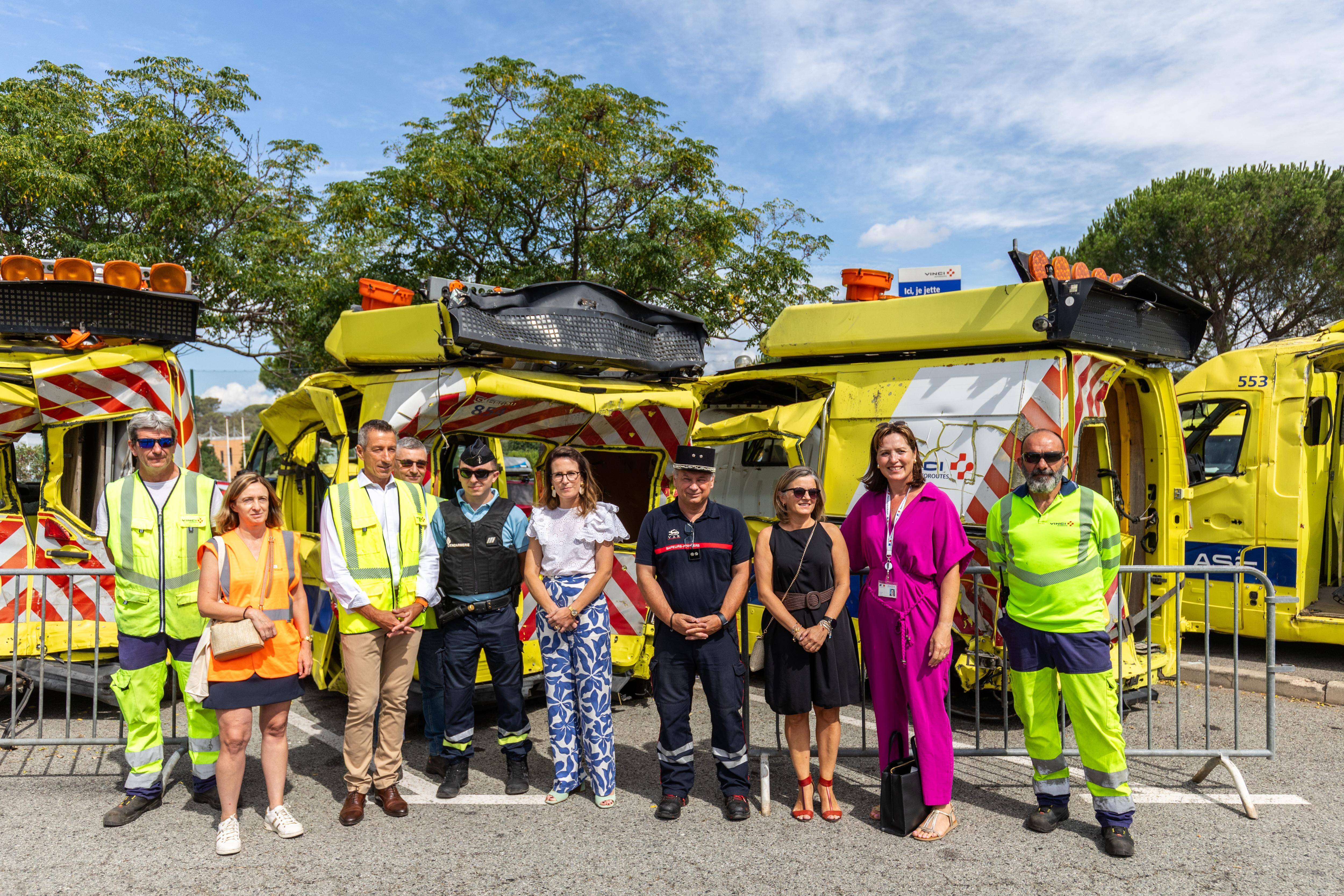 "Respecter le corridor, c'est sauver des vies": au péage du Capitou sur l'A8, les carcasses de 28 fourgons de patrouille accidentés exposées pour "une prise de conscience des usagers"