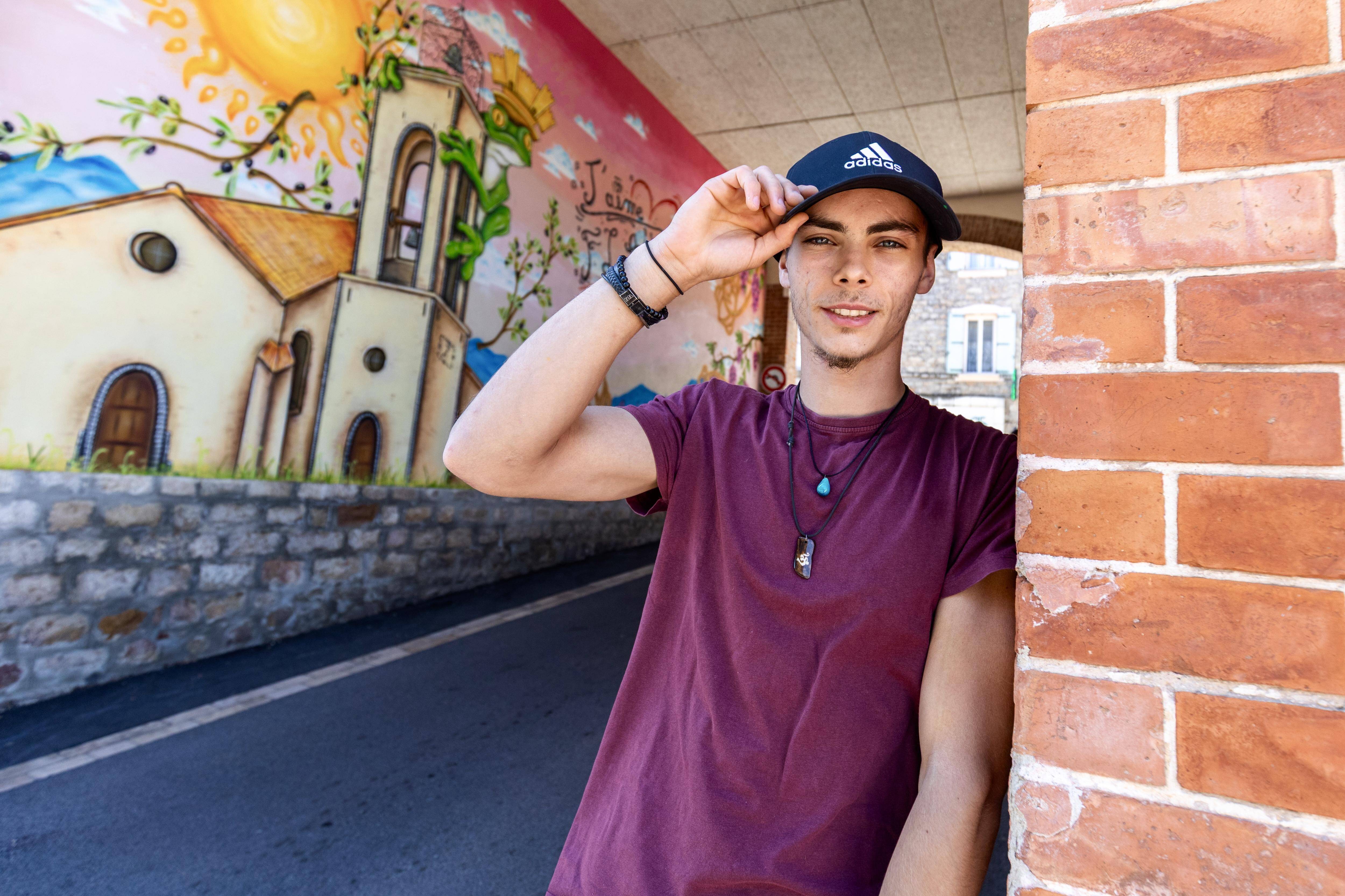 "Avant même d'avoir le bac, j'avais monté ma micro-entreprise!": avec ses fresques, le Varois Arnaud, alias Isayka, colore le monde