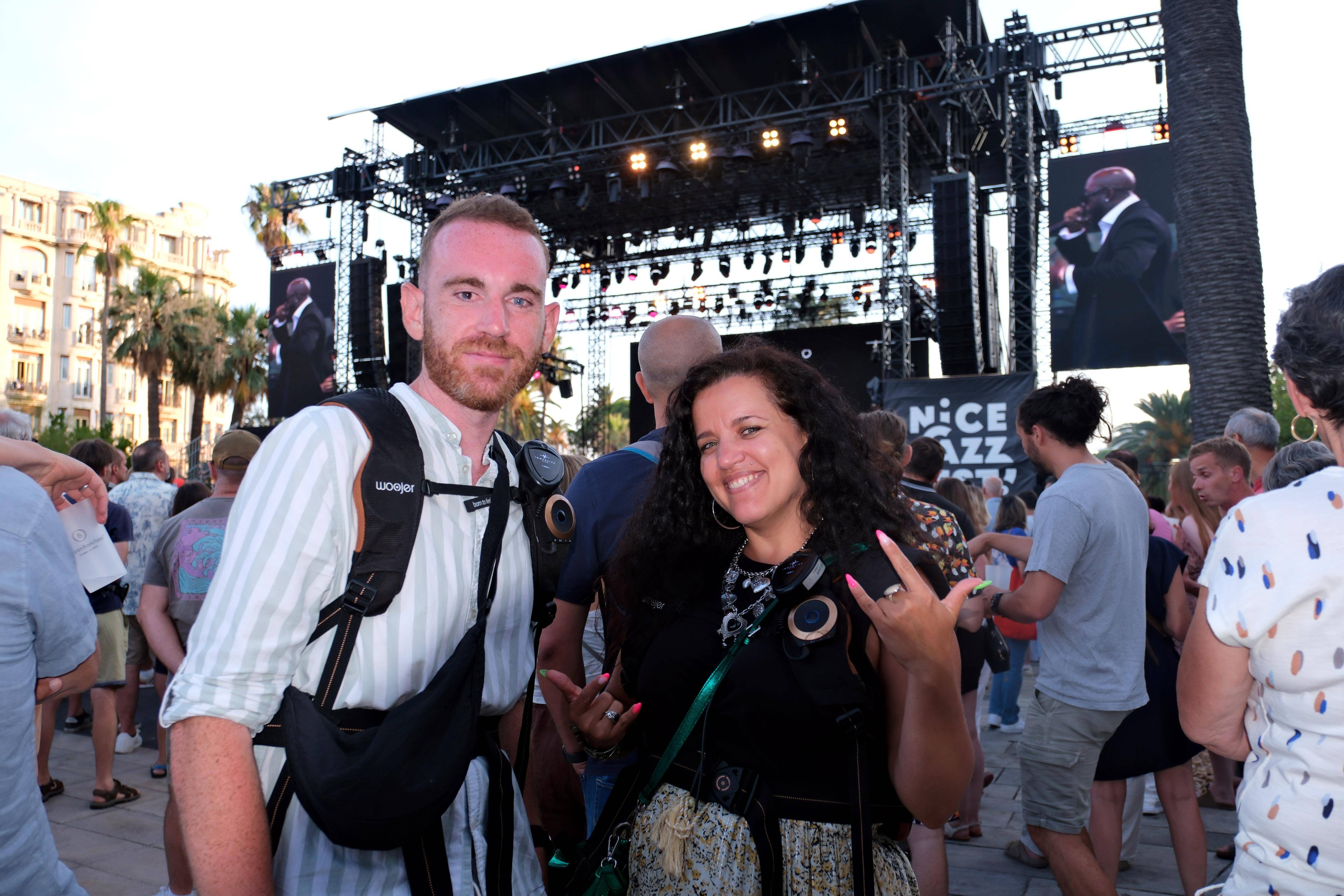 Au Nice Jazz Fest, ils "écoutent" la musique grâce à un gilet vibrant, malgré leur surdité