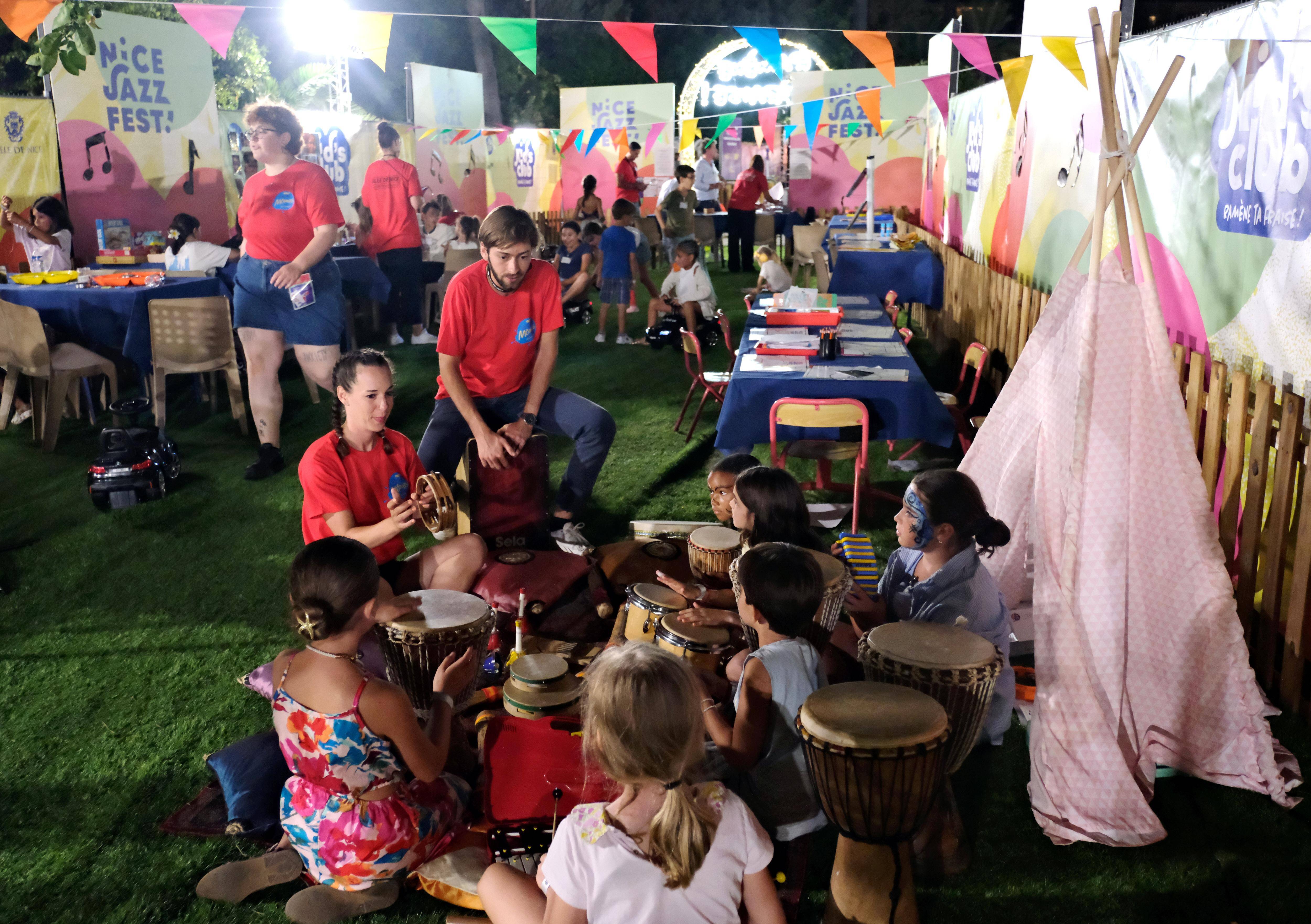 Les bambins à la garderie du Kids Club pendant que les parents profitent des concerts du Nice Jazz Fest