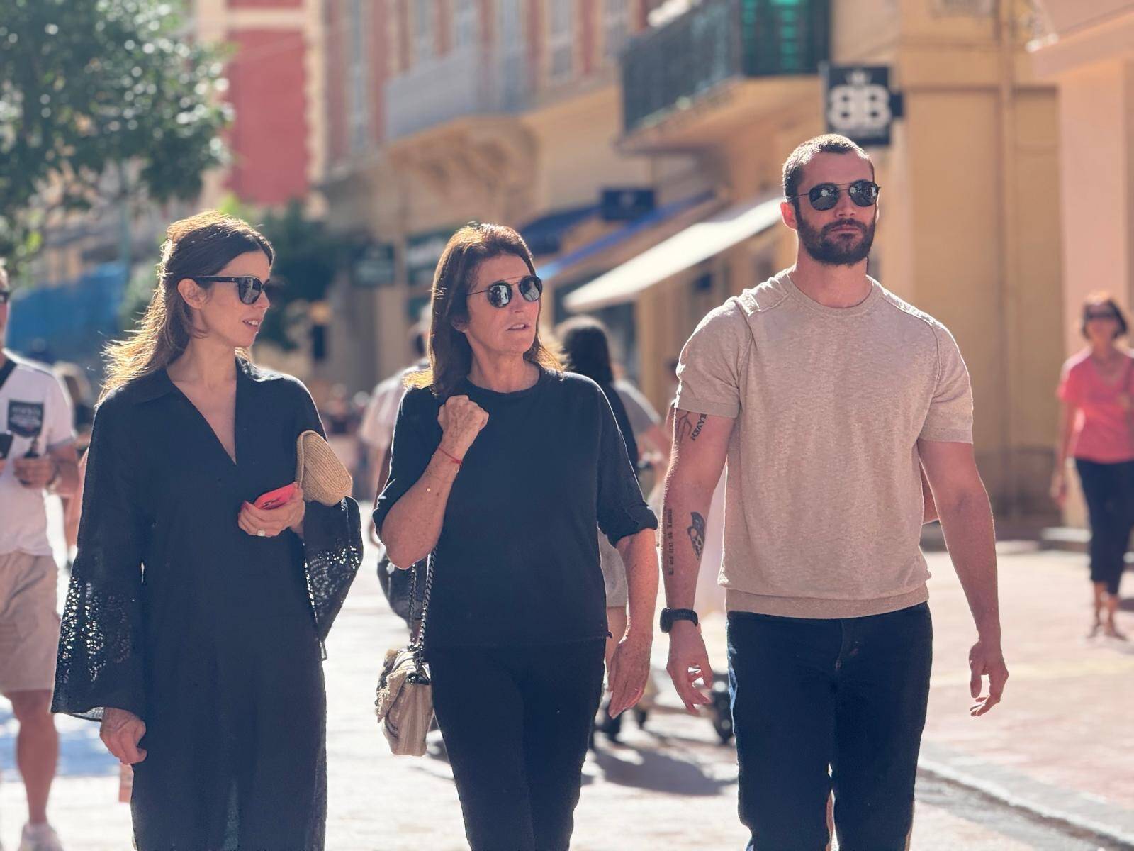 Cécilia Attias et Louis Sarkozy flânent en famille dans les rues de Menton