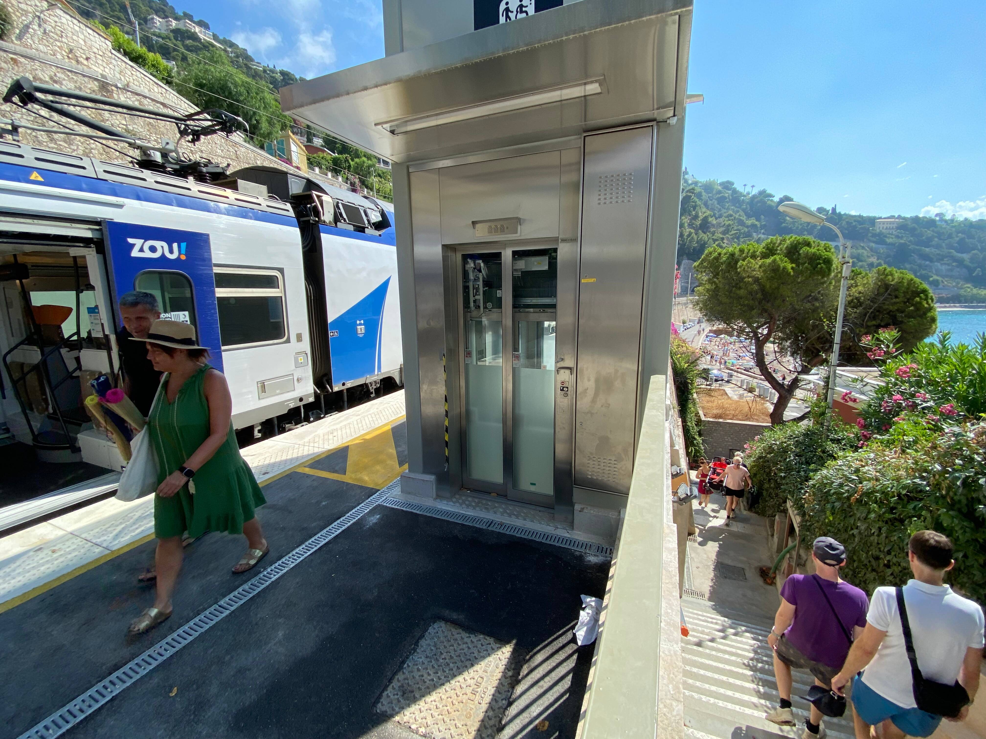 Près de Nice, cette gare, très fréquentée par les touristes, ne sera finalement pas accessible aux personnes à mobilité réduite cet été, voici pourquoi
