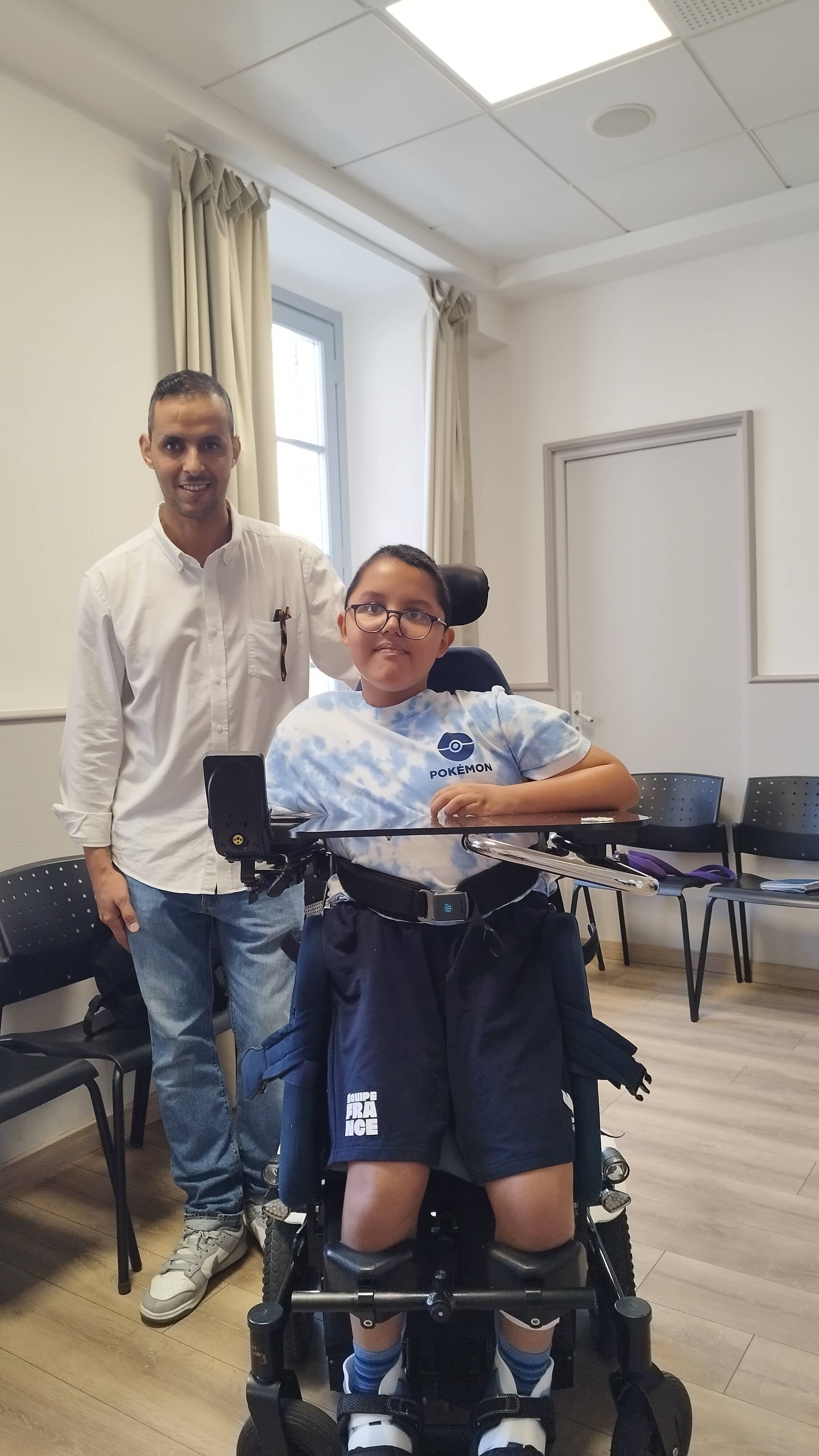 À Cagnes-sur-Mer, la mairie et des associations offrent un fauteuil roulant à Souleyman, âgé de onze ans