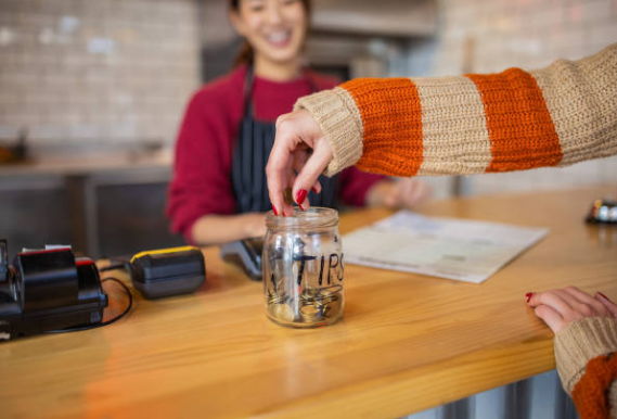 "Parfois c'est quelques pièces, des fois même rien": les pourboires victimes de la crise et de la volonté du gouvernement de les taxer