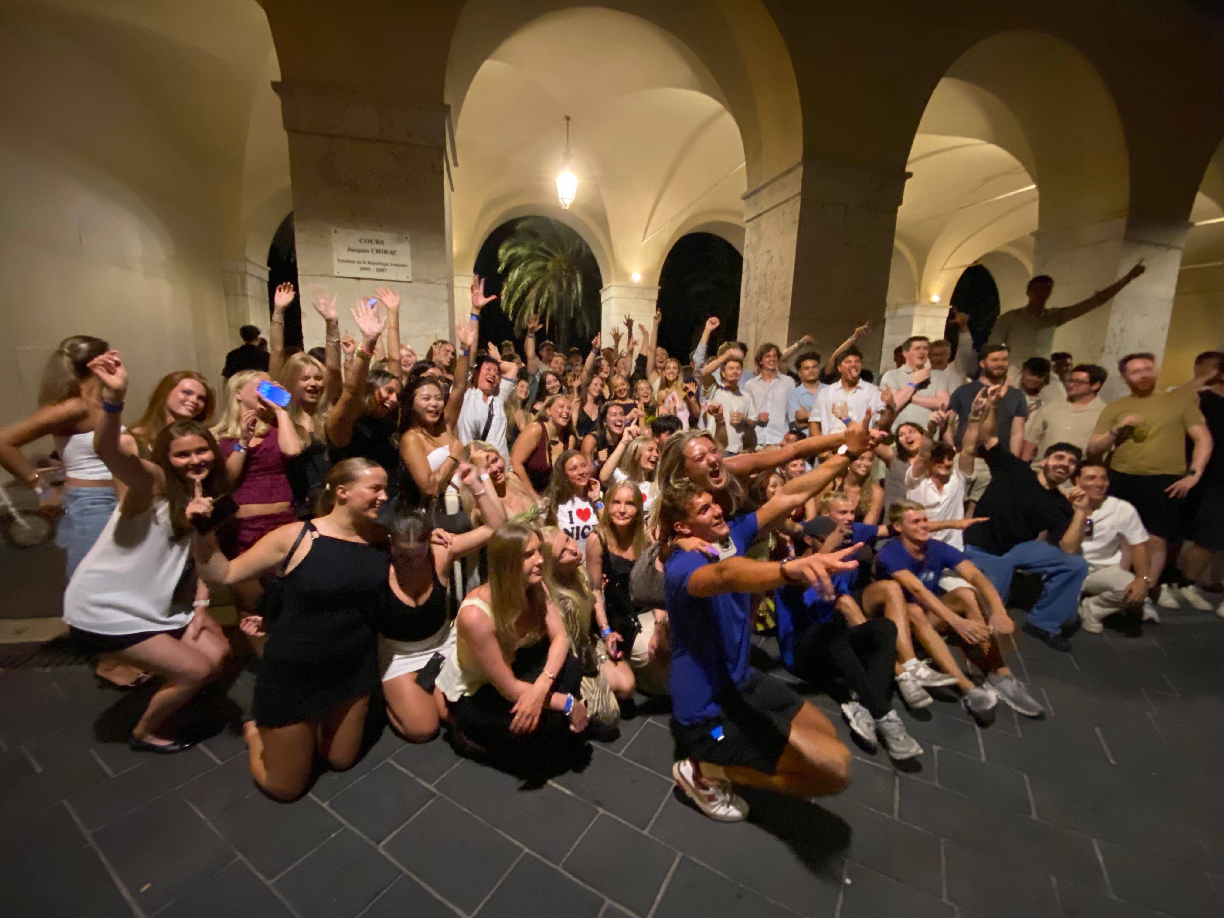 C'est quoi le Bar Crawl, ce phénomène qui rassemble les touristes dans le Vieux Nice cet été?