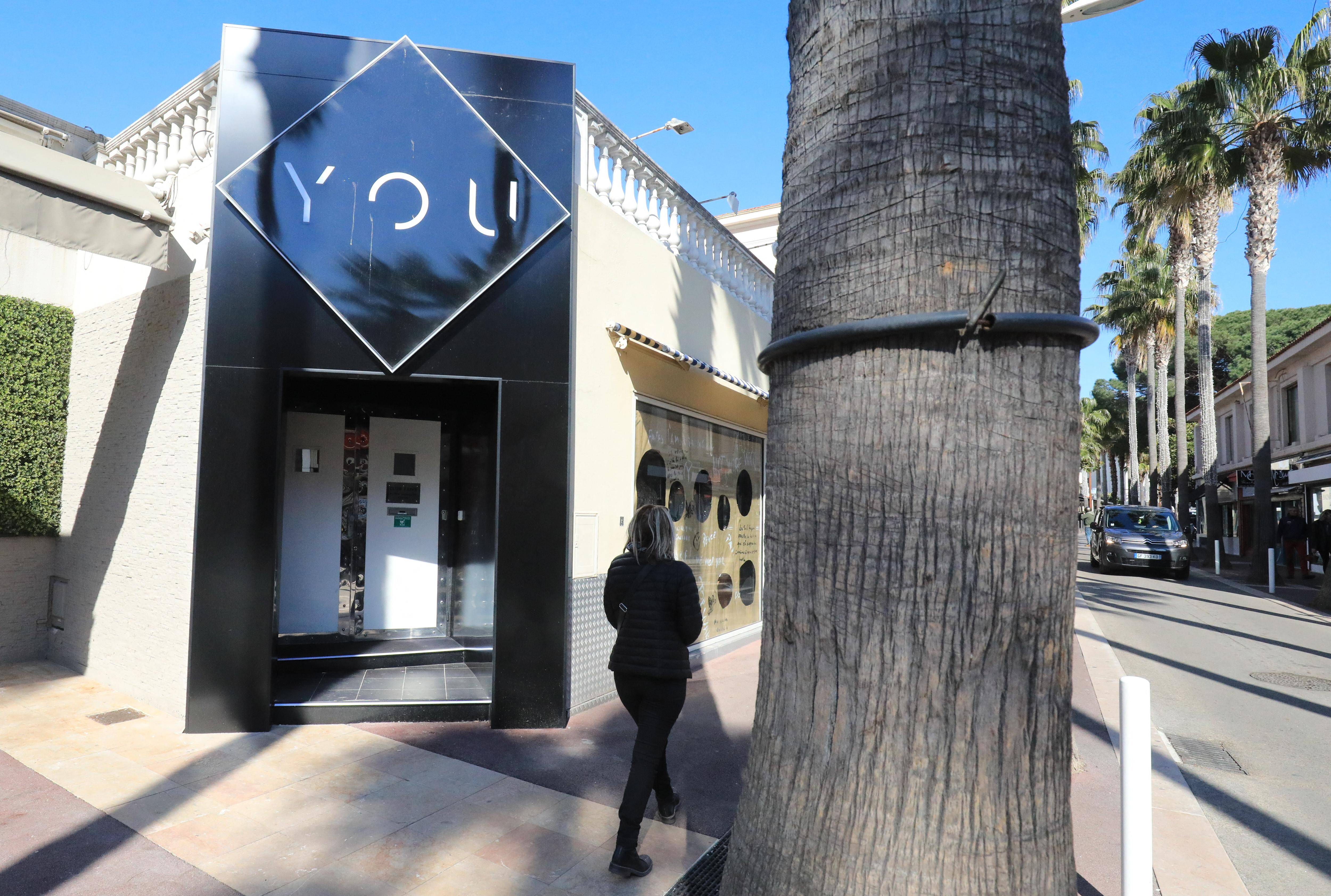 "Le barman a jeté de l'alcool pour attiser la flamme sur les cocktails, elle s'est tout pris dessus": le frère de la jeune fille brûlée en discothèque à Juan-les-Pins raconte