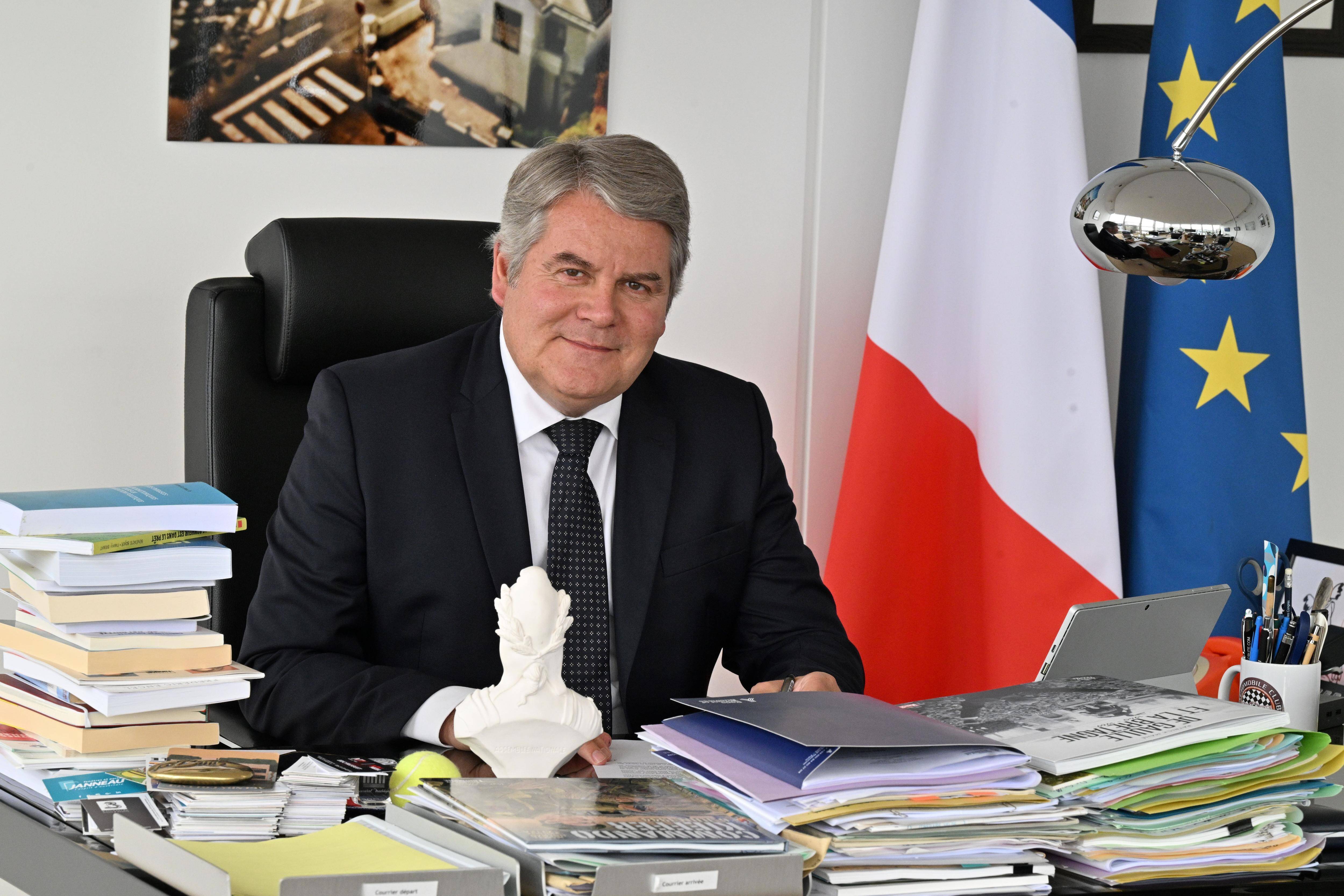 "Bruno Retailleau a le droit d'avoir un avis différent au gouvernement": maire de La Baule et ancien conseiller communication de Nicolas Sarkozy, Franck Louvrier publie ce mardi "Ce qu'il me reste à faire"