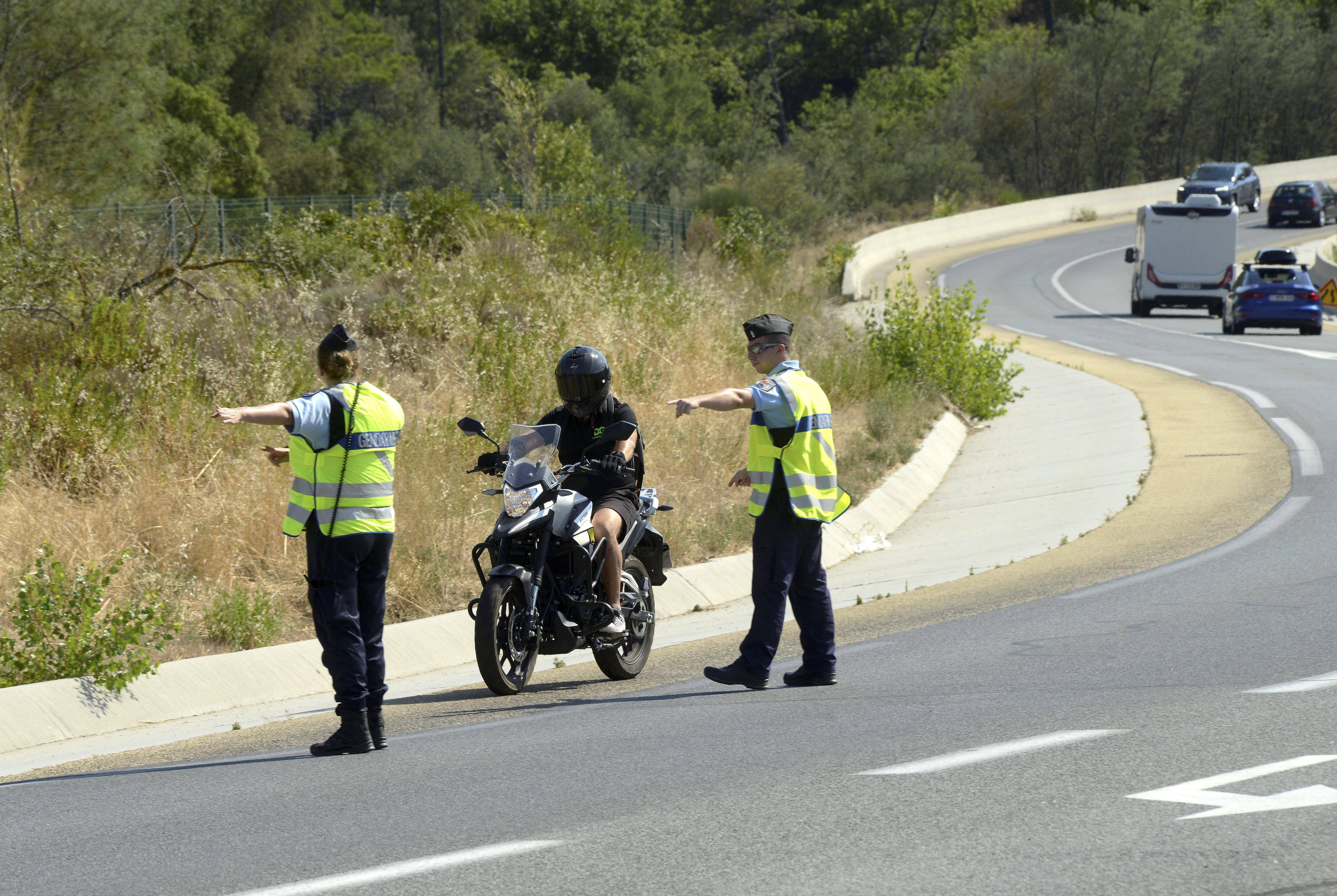 A Saint-Tropez, un plagiste fonce à moto sur un gendarme pour fuir un contrôle et le traîne "sur 4 à 5 mètres"