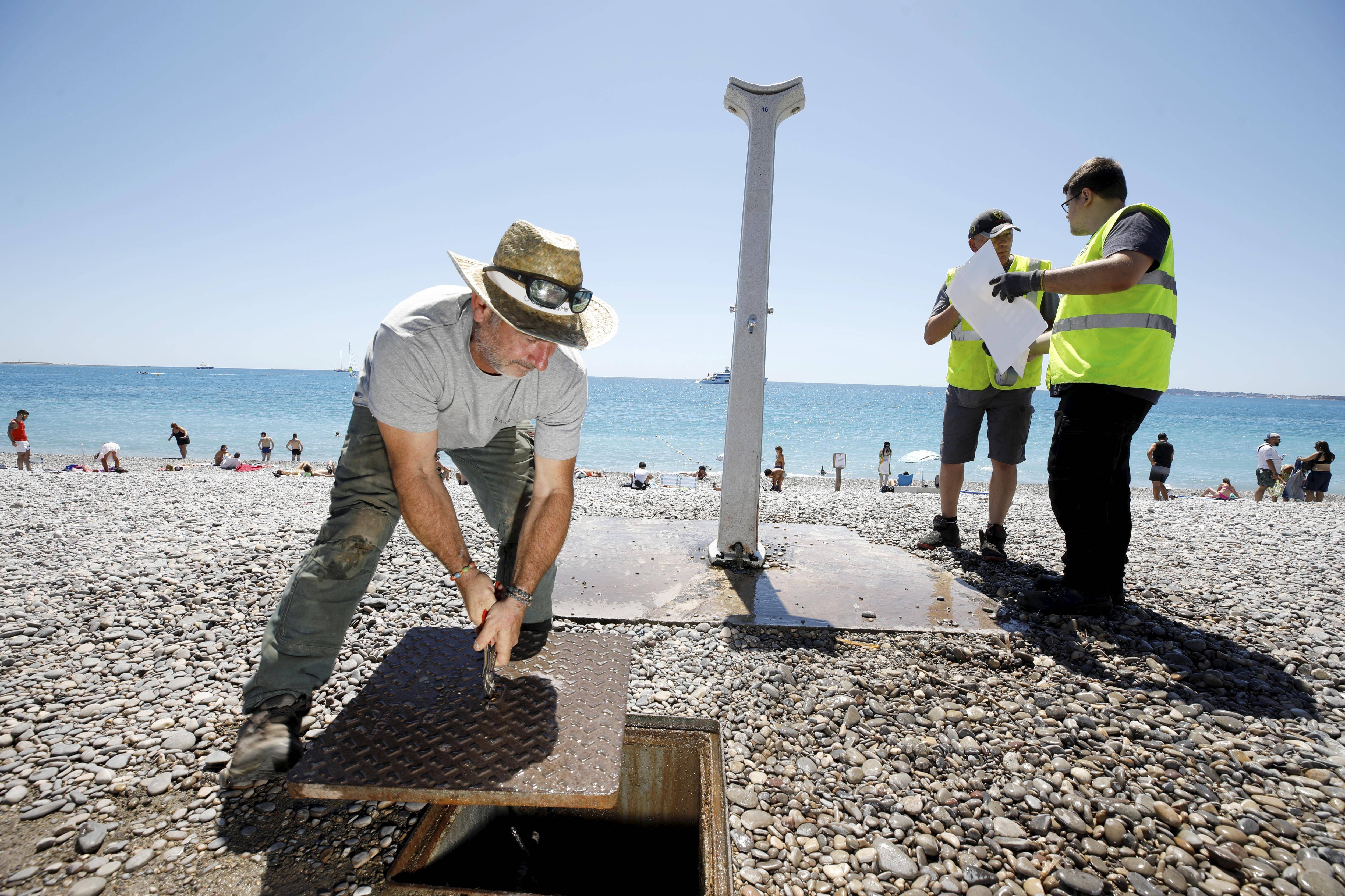 "Nous resterons "salés" toute l'après-midi au boulot": cette ville de la Côte d'Azur coupe les douches de ses plages contre la sécheresse