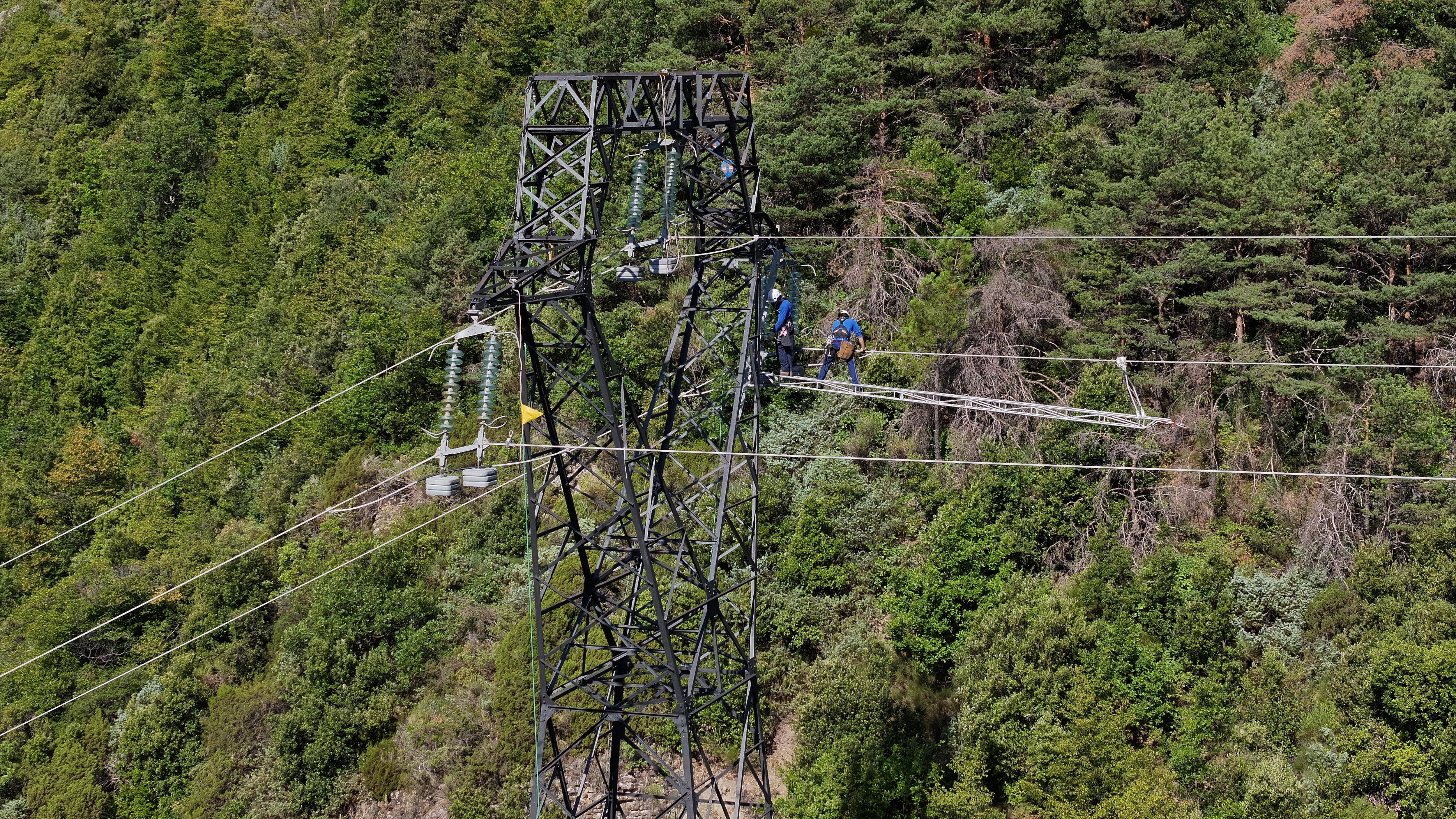 A 30 mètres de haut, ils sécurisent un pylône touché par la foudre dans la Roya