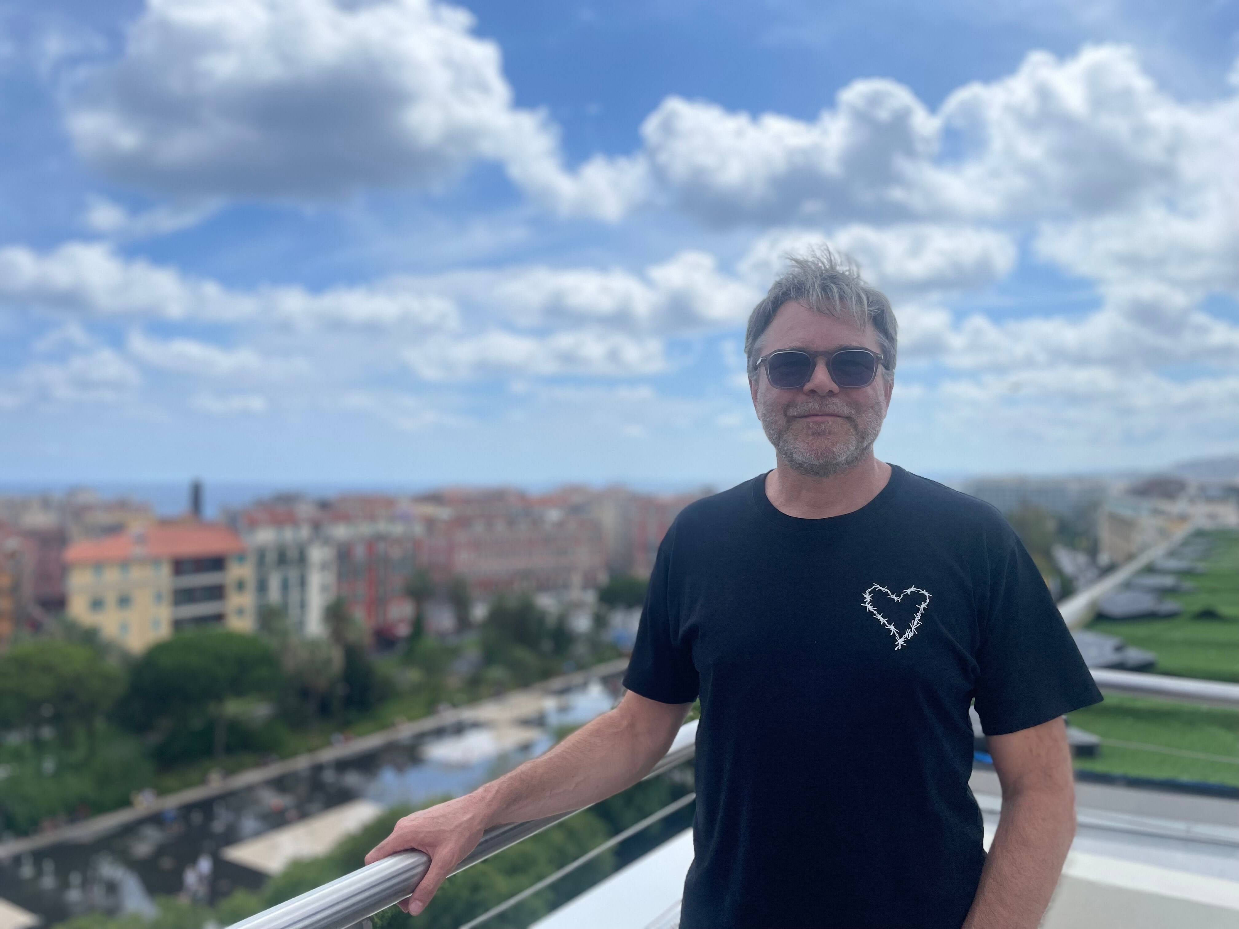 "Je refusais de lire en public": Guillaume de Tonquédec se livre sur son passé scolaire