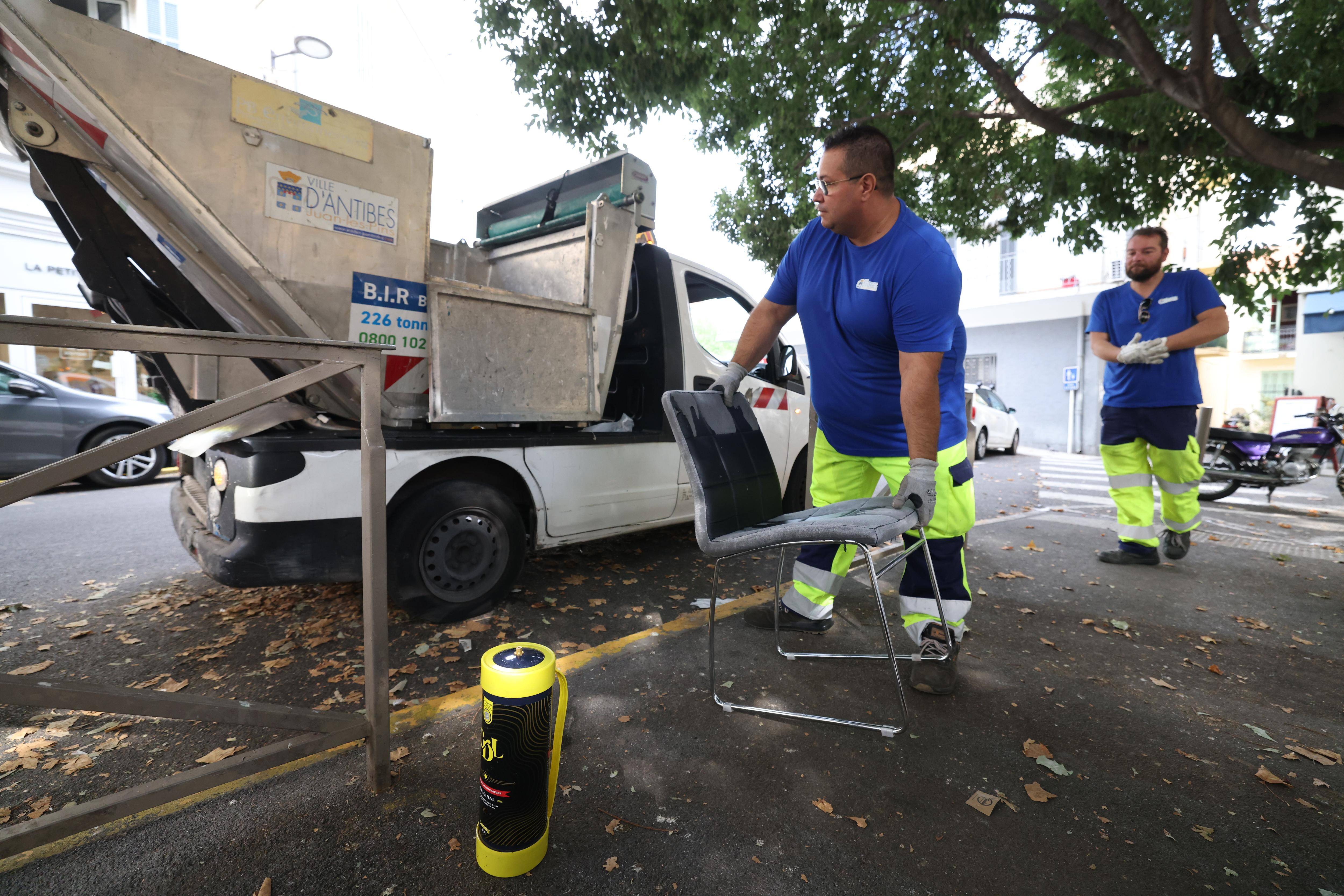 "La propreté, c'est un travail sans fin": en tournée avec la Brigade d'intervention rapide d'Antibes