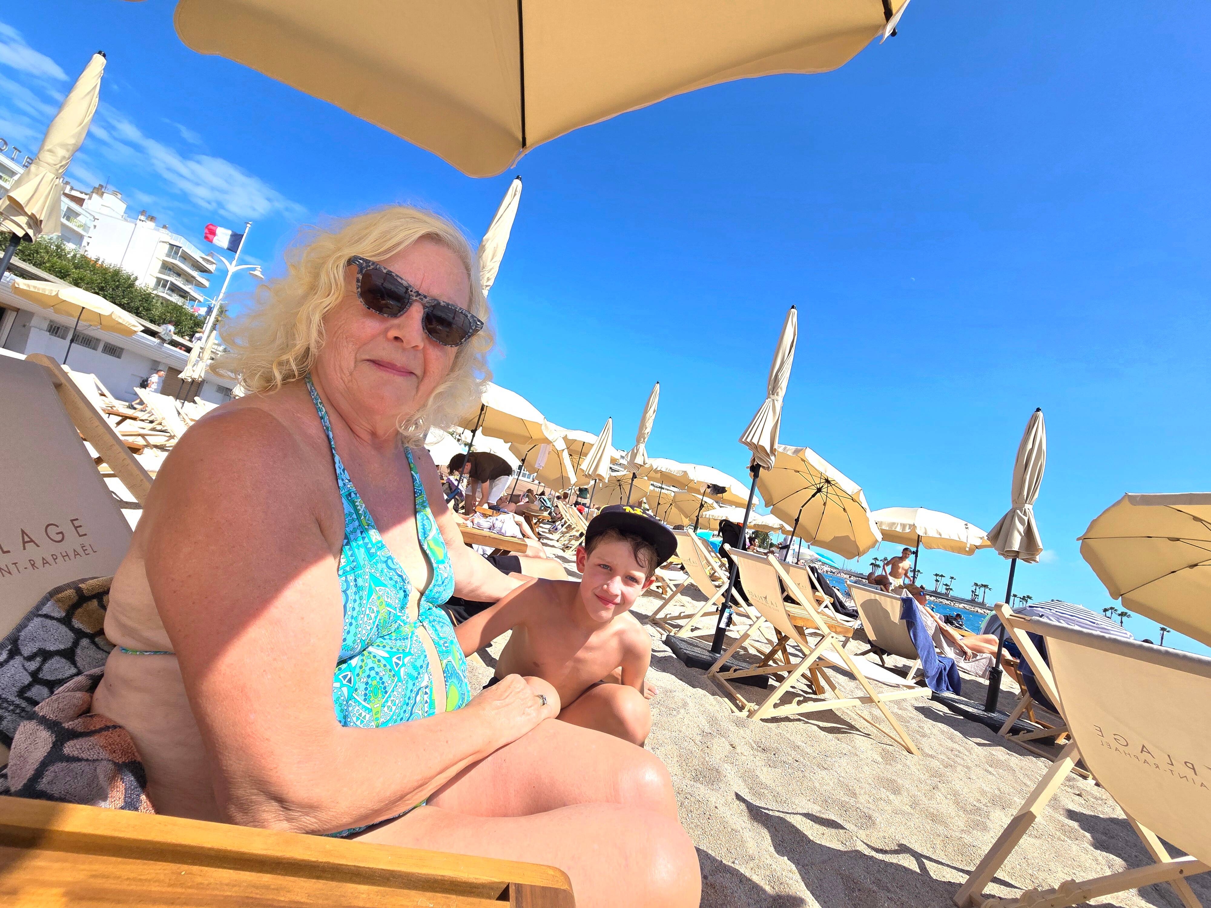 Chiliennes et parasols mis en place par la municipalité sur cette plage à Saint-Raphaël