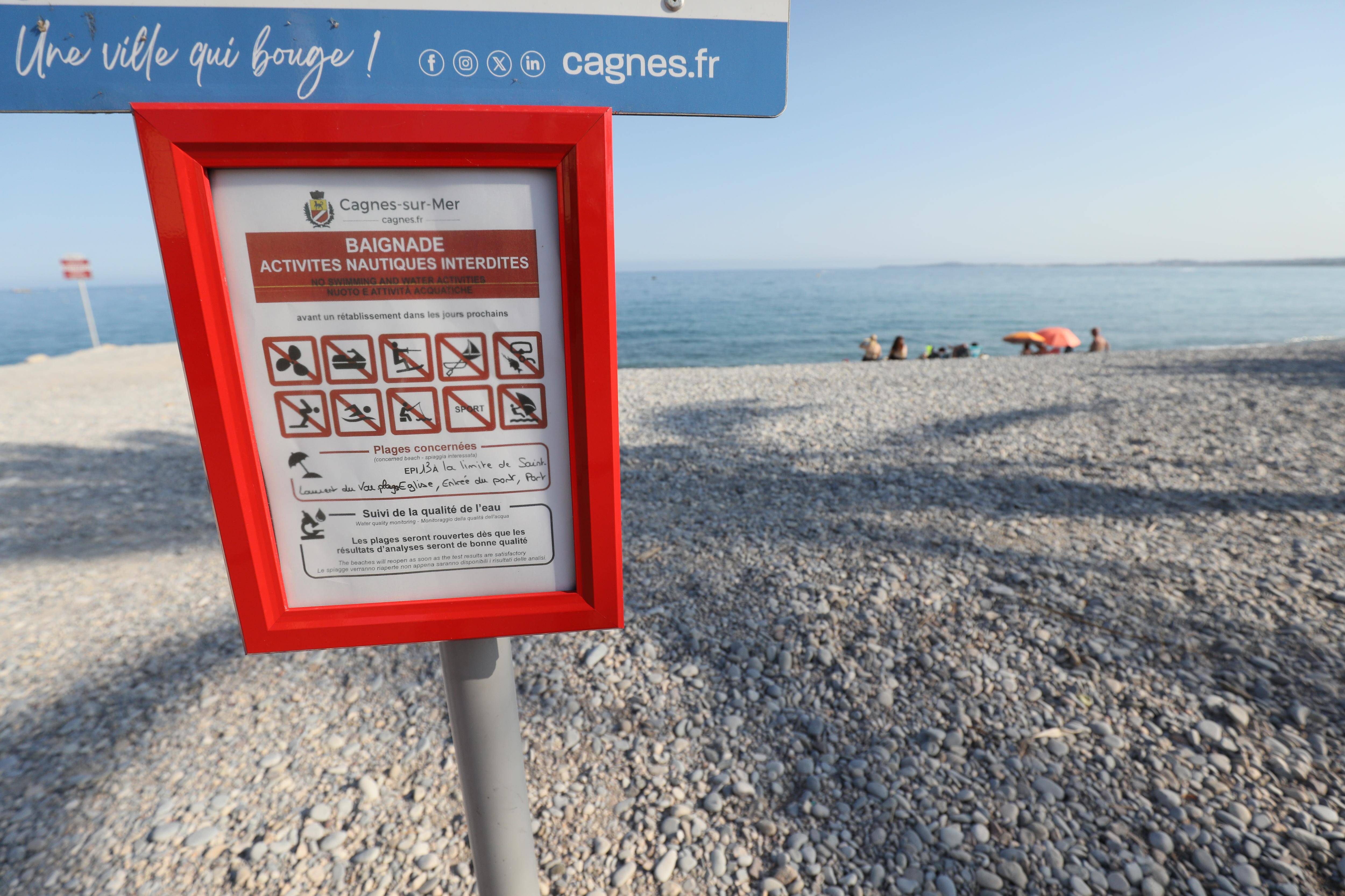 "Des écoulements d'eau marron en mer": une enquête ouverte après la pollution de la plage du port à Cagnes-sur-Mer