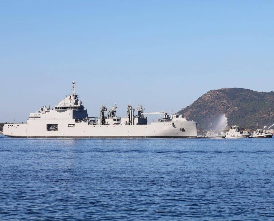 Un navire militaire flambant fait son arrivée dans la rade de Toulon, son nouveau port d'attache