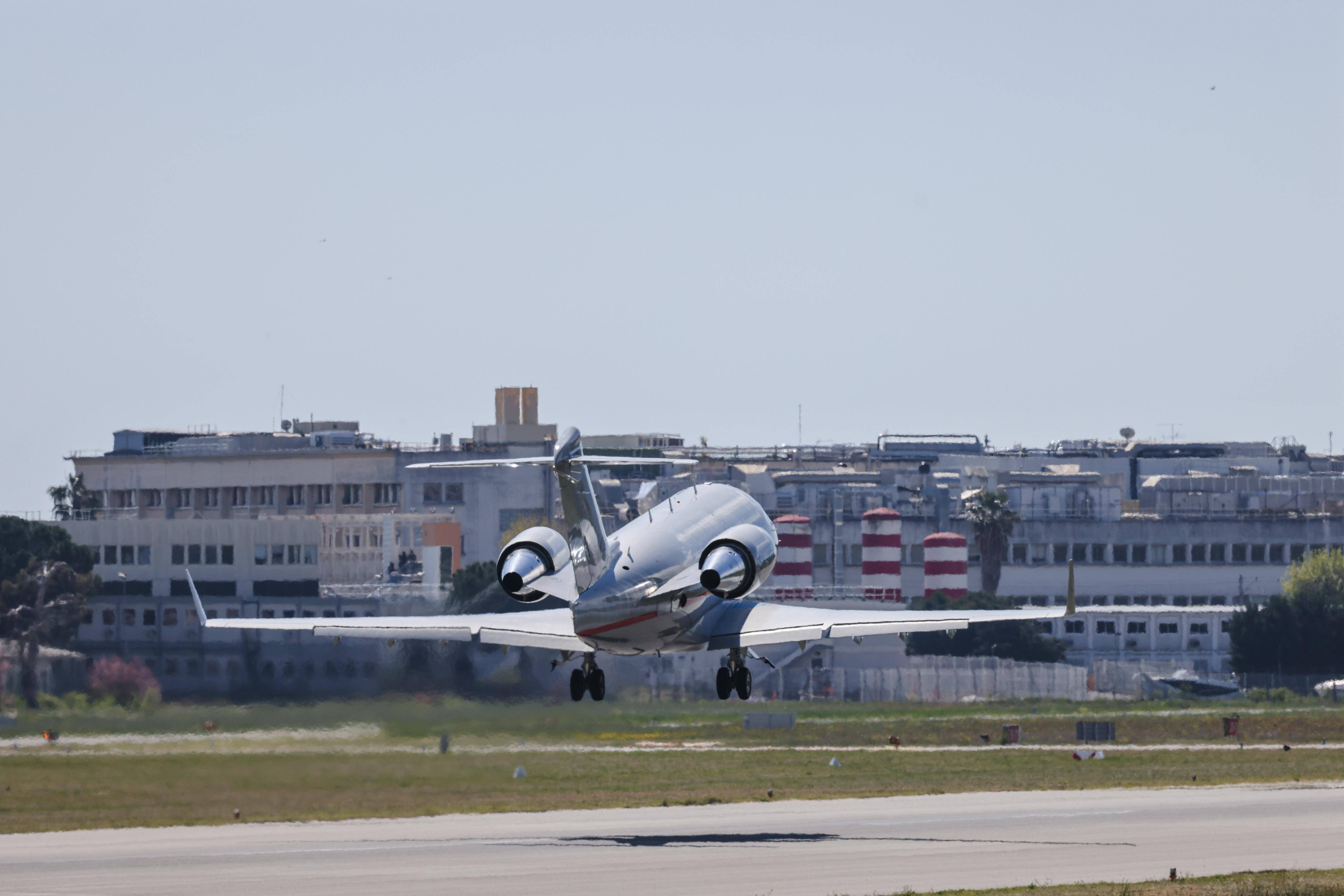 Abandon d'une ligne d'approche, heure de calme, moins de vols... De nouvelles mesures pour réduire les nuisances sonores de l'aéroport Cannes-Mandelieu