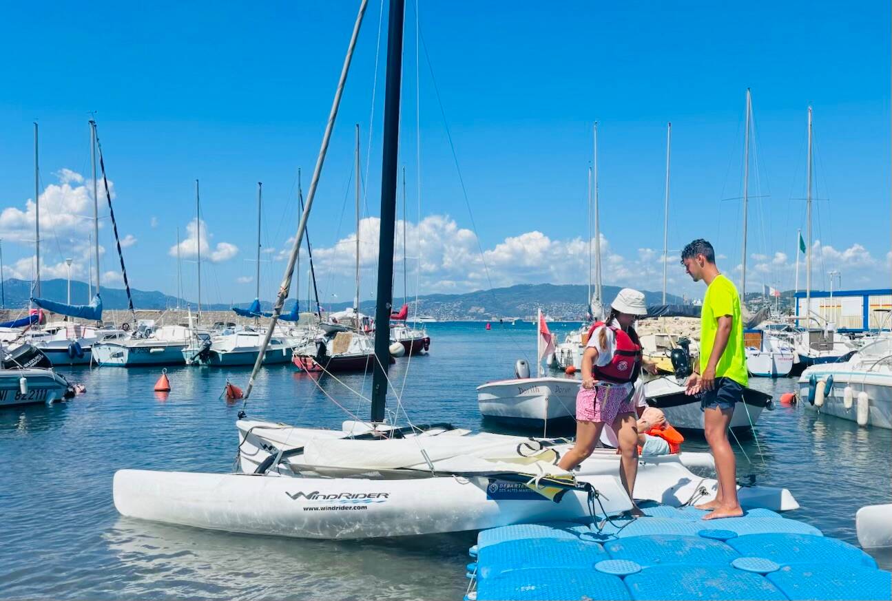 "Je ne l'avais pas vue sourire depuis une éternité": pendant tout l'été, des trimarans débarquent sur la handiplage de Cannes
