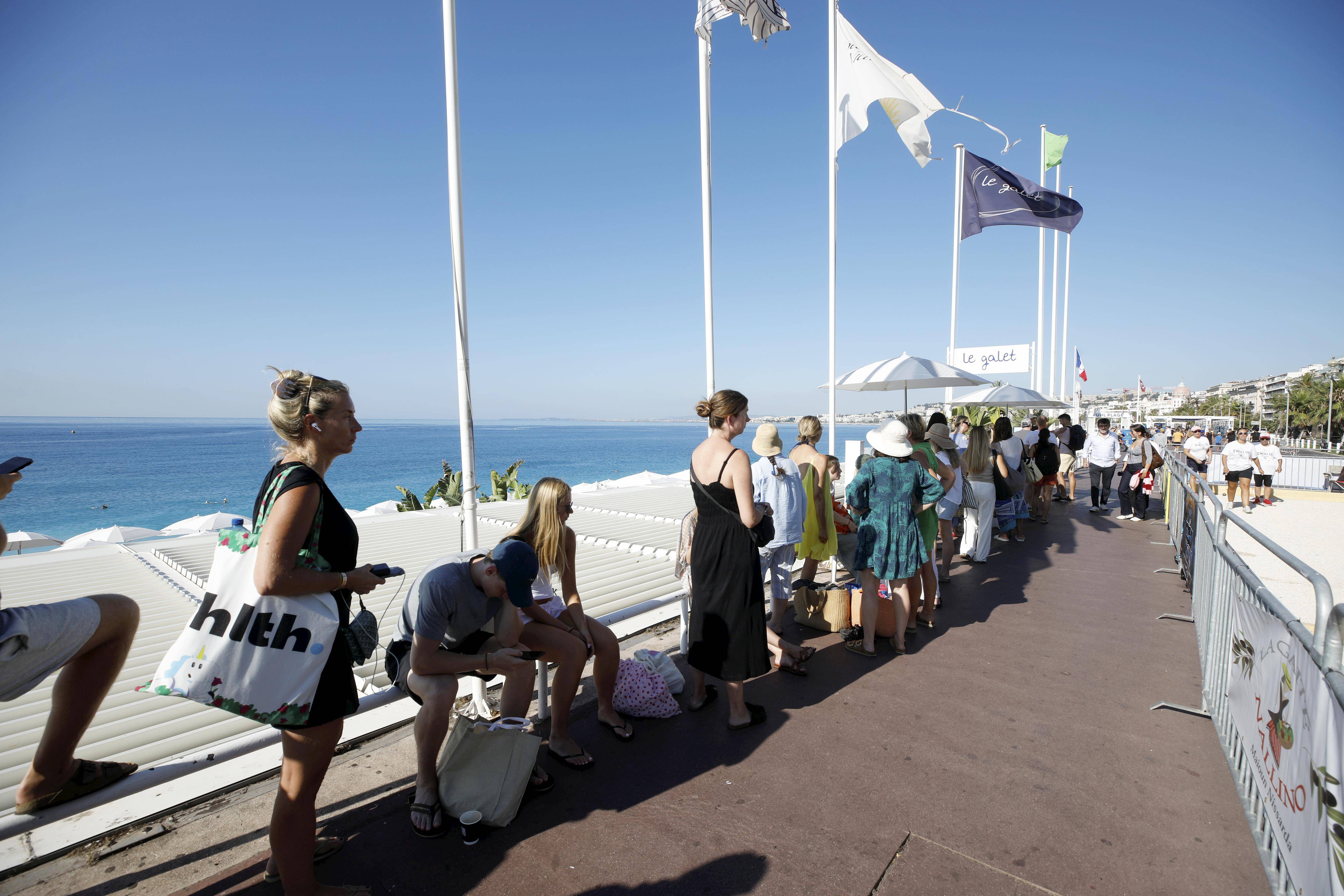 Des files d'attente avant l'ouverture: on vous raconte la ruée vers la première ligne de transats sur les plages privées de Nice