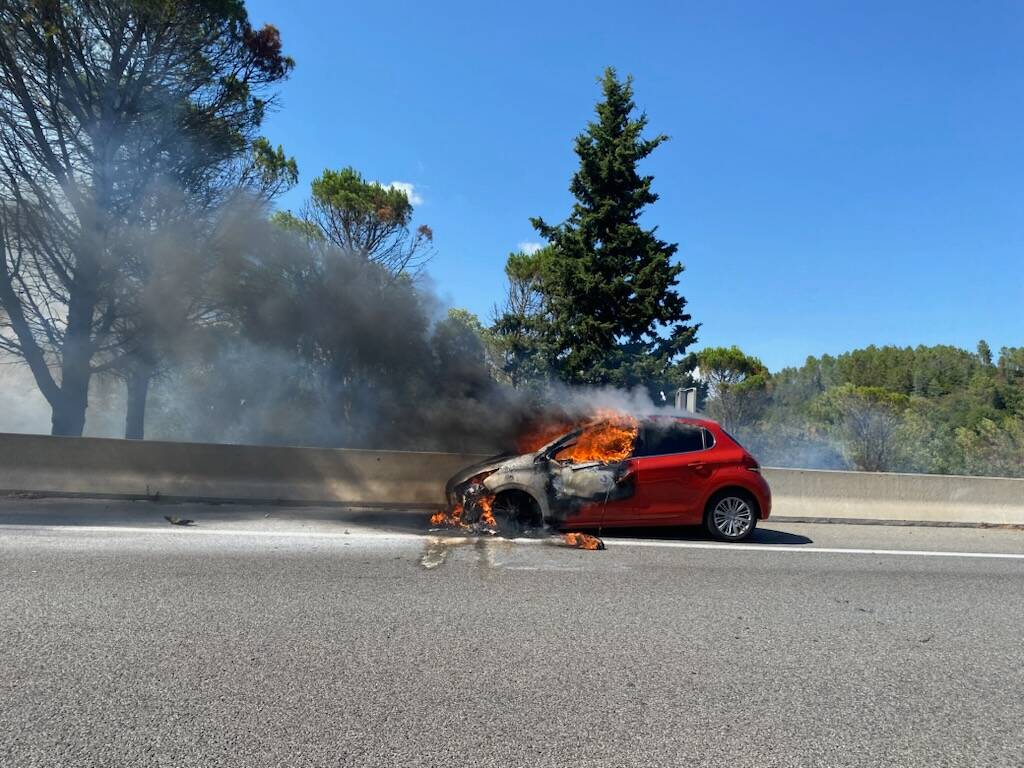 Une voiture en feu sur l'A8 aux Adrets-de-l'Estérel créé des ralentissements