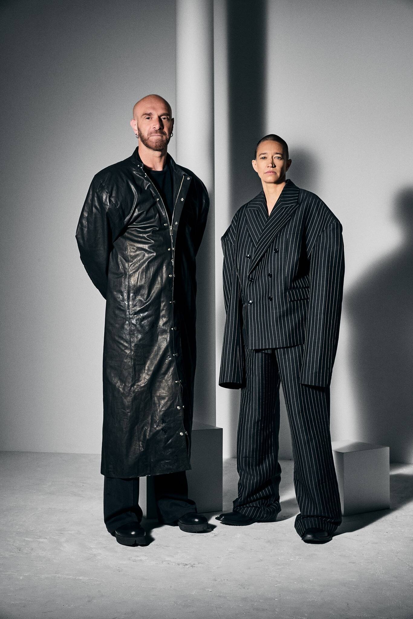 Kompromat, duo formé par Vitalic et Rebeka Warrior, prêt à livré un show explosif ce samedi au Mas des Escaravatiers