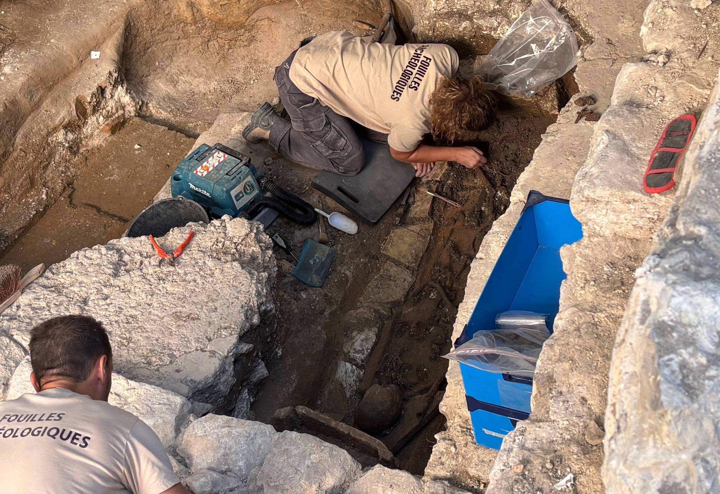 Un batistère, deux moules à cloche, 30 sépultures... On fait le point sur les nouvelles découvertes sous le site des halles Surian à Vence
