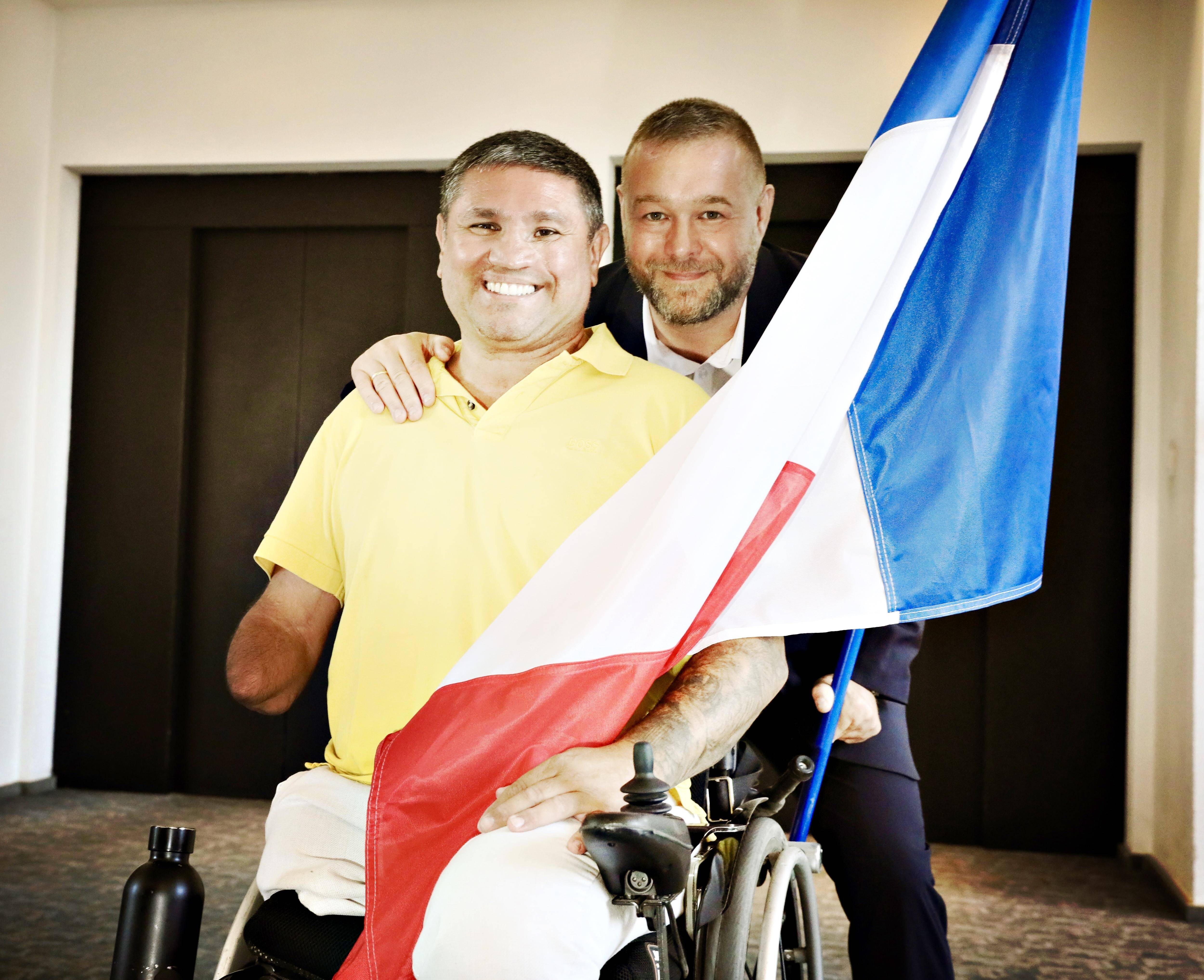 "J'ai dû donner mon demi-corps à la Nation, mais l'Armée m'a apporté des choses fantastiques": Manuel Cabrita, soldat grièvement blessé au Mali, mis à l'honneur lors de la Fête du Jasmin à Grasse