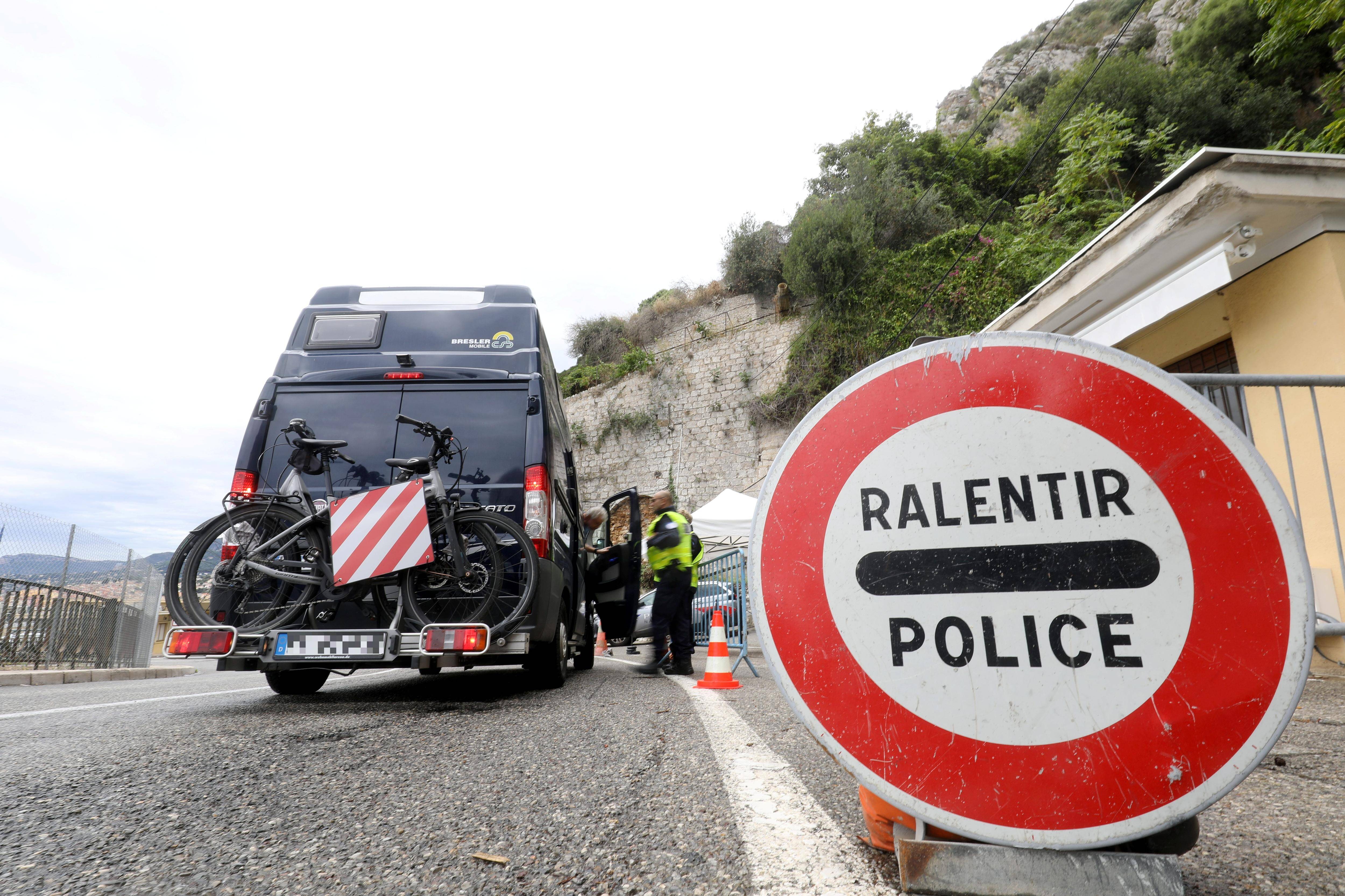 "Le principal point d'entrée c'est ici, il faut rester extrêmement vigilant et mobilisé", rappelle le préfet des Alpes-Maritimes
