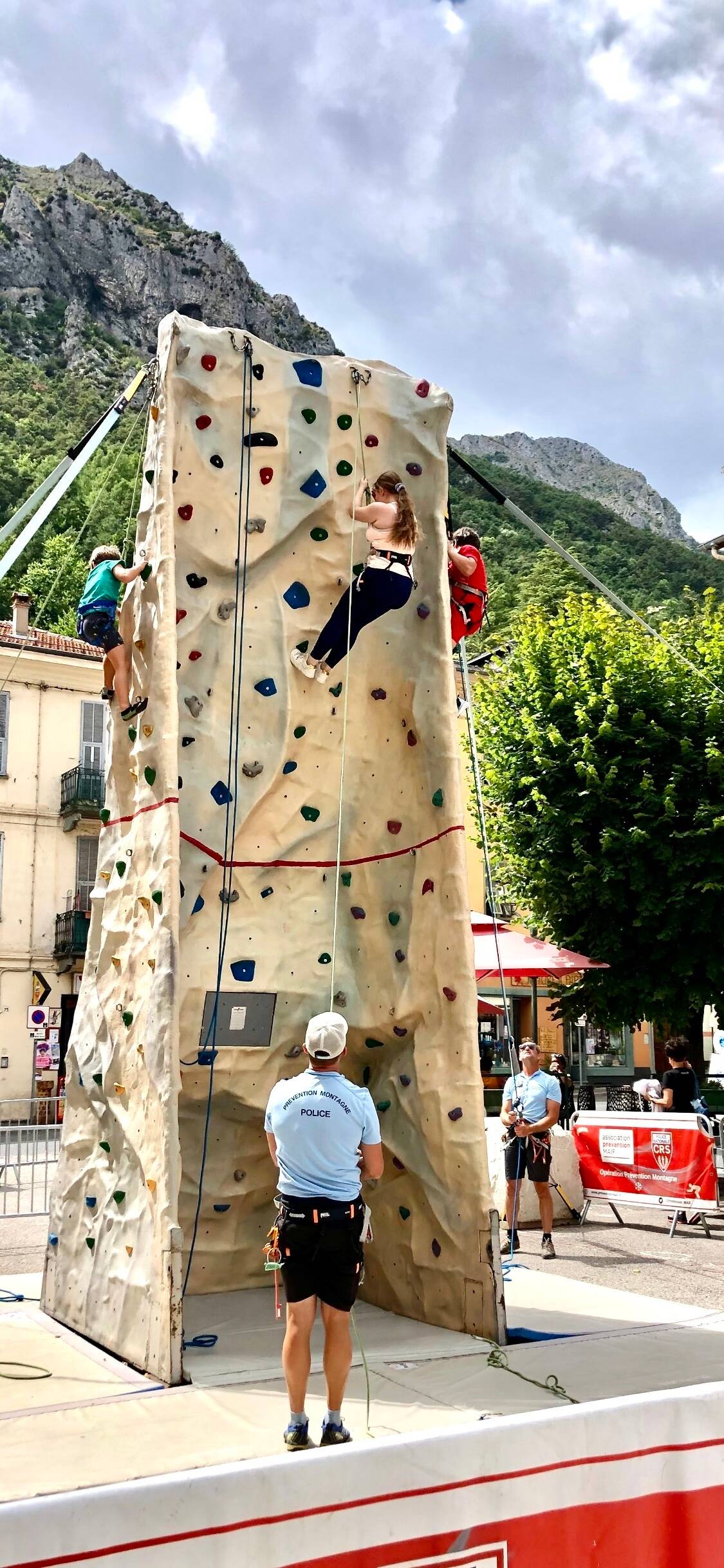 Escalade, randonnée, respect de l'environnement: 4 CRS ont passé la semaine à Tende pour former gratuitement la population